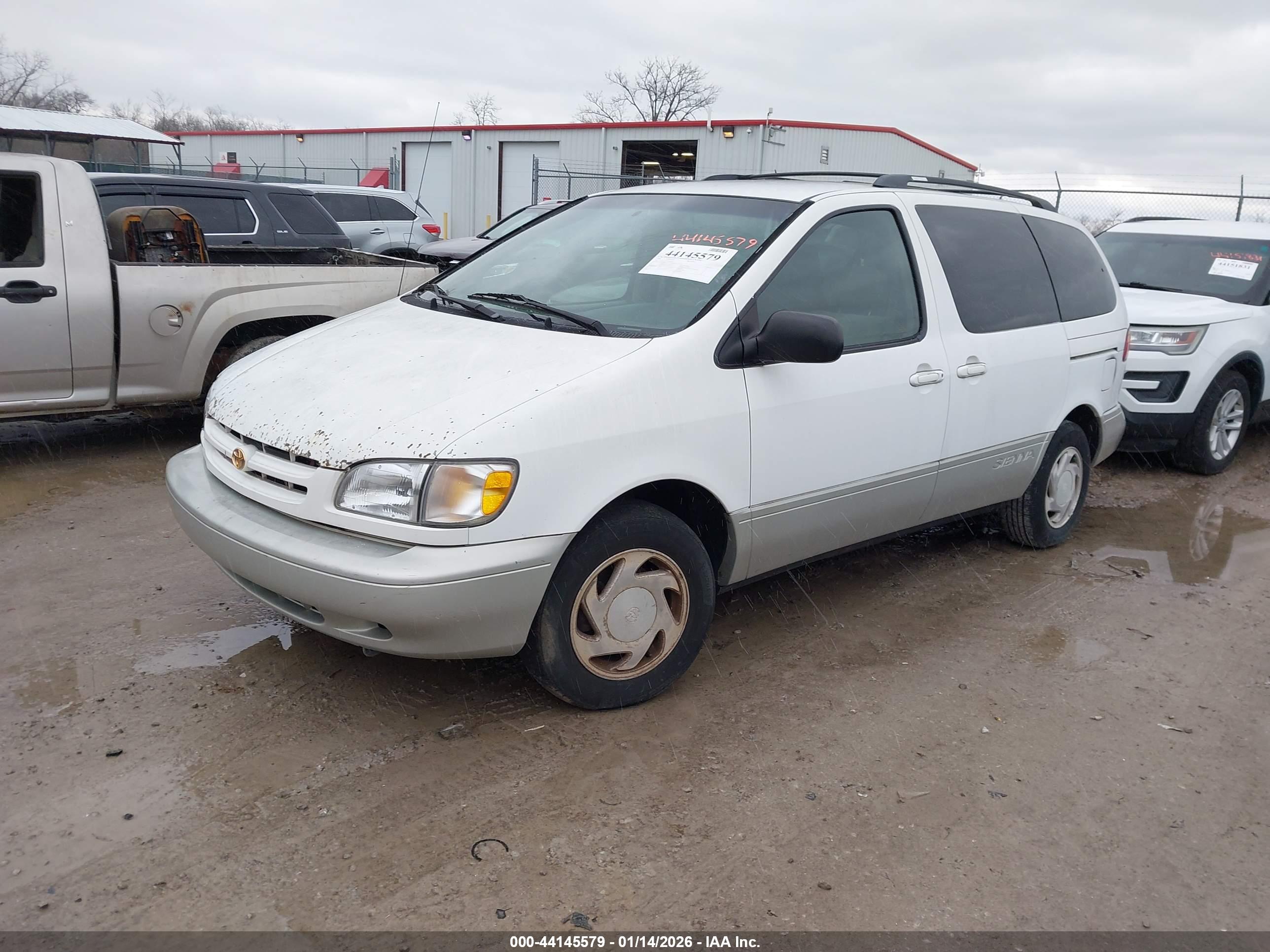 TOYOTA SIENNA image 2