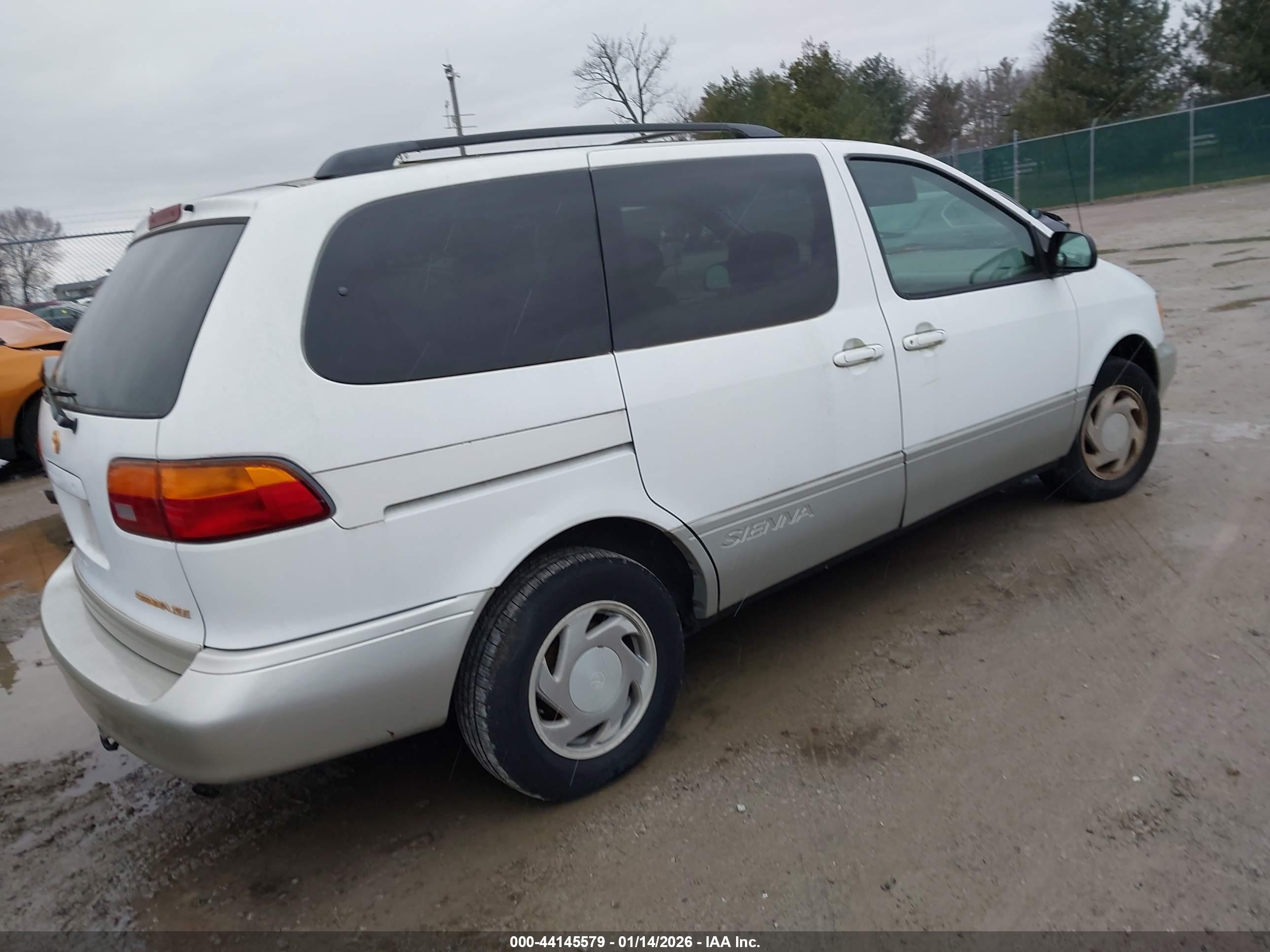 TOYOTA SIENNA image 4
