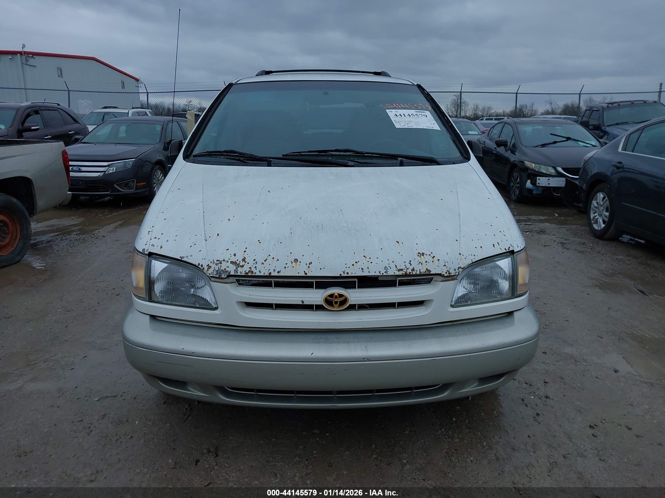 TOYOTA SIENNA image 6