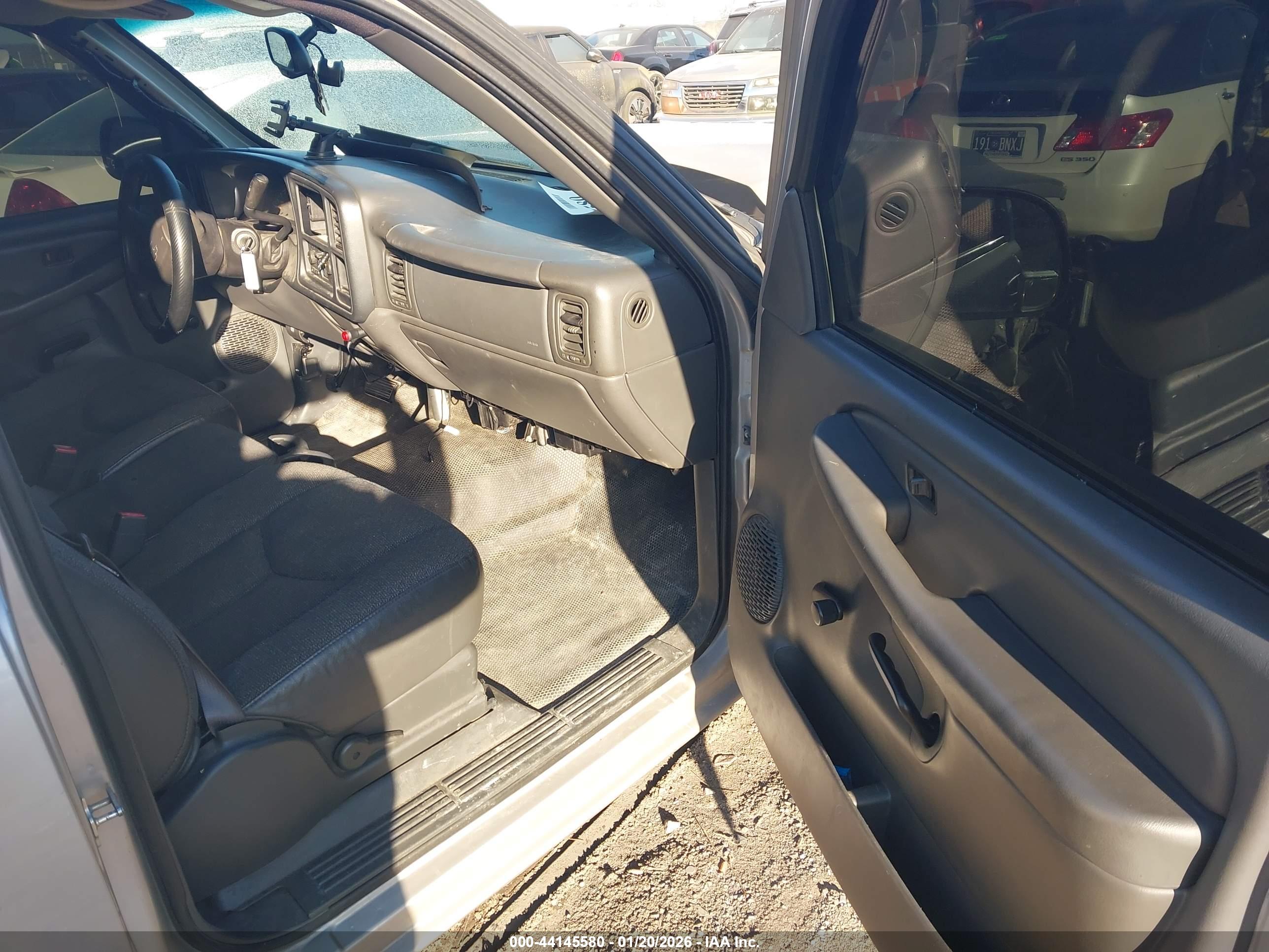 CHEVROLET SILVERADO image 5