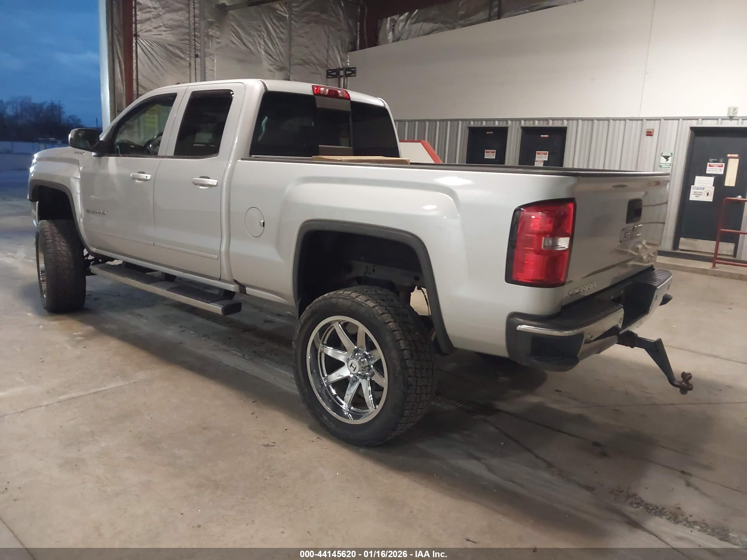 GMC SIERRA image 3