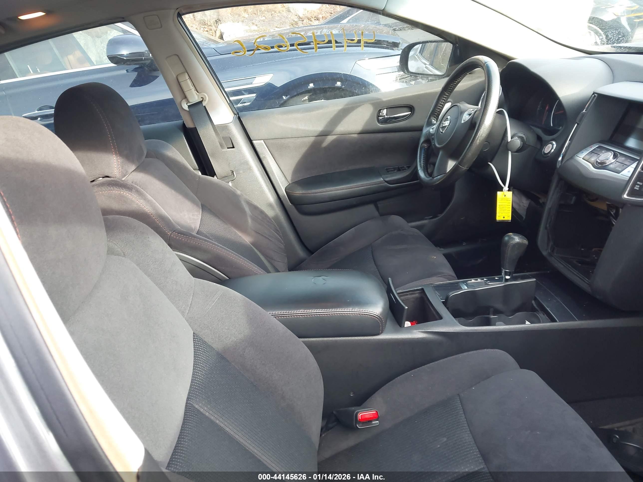 NISSAN MAXIMA image 8