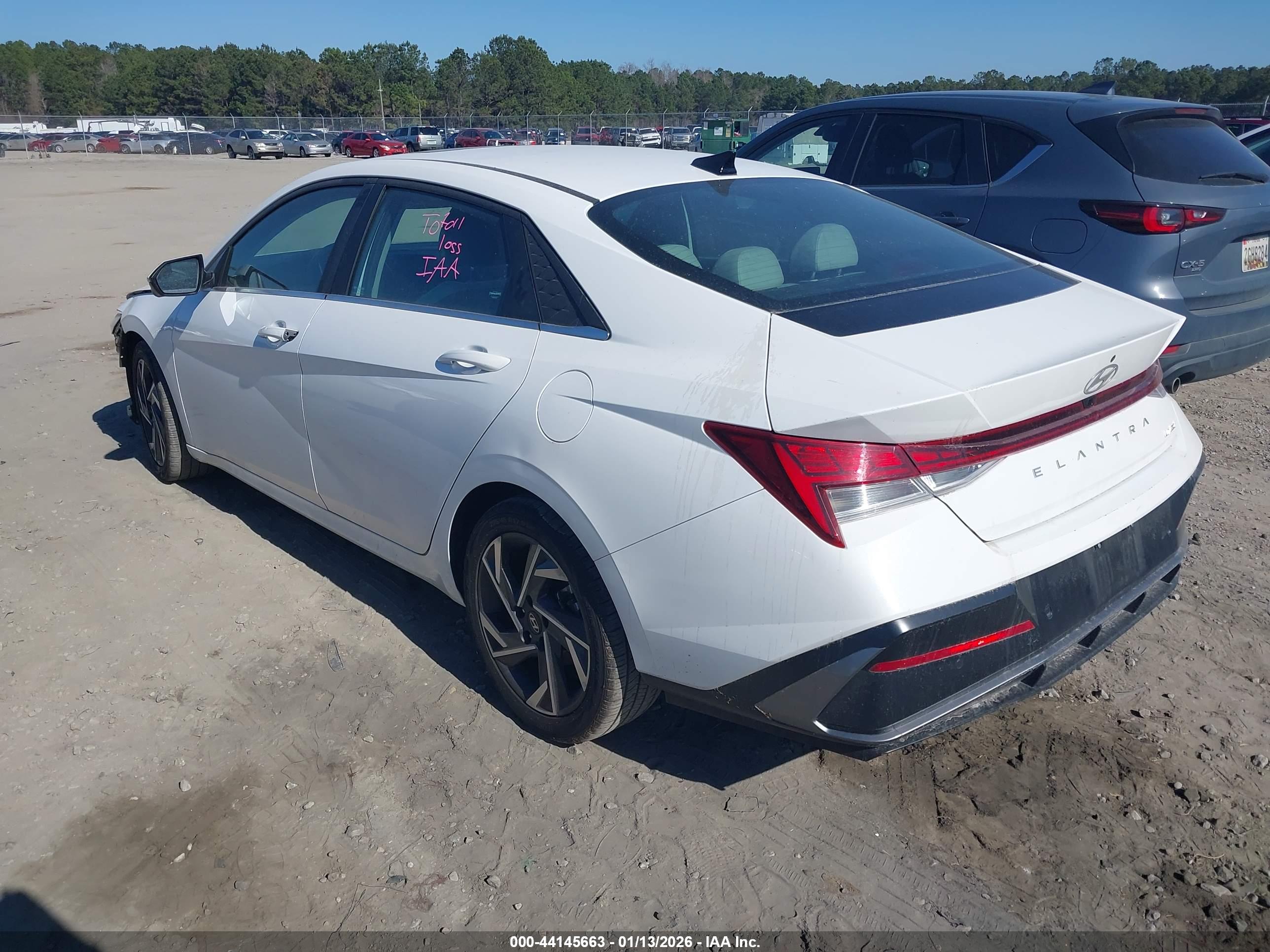 HYUNDAI ELANTRA image 3