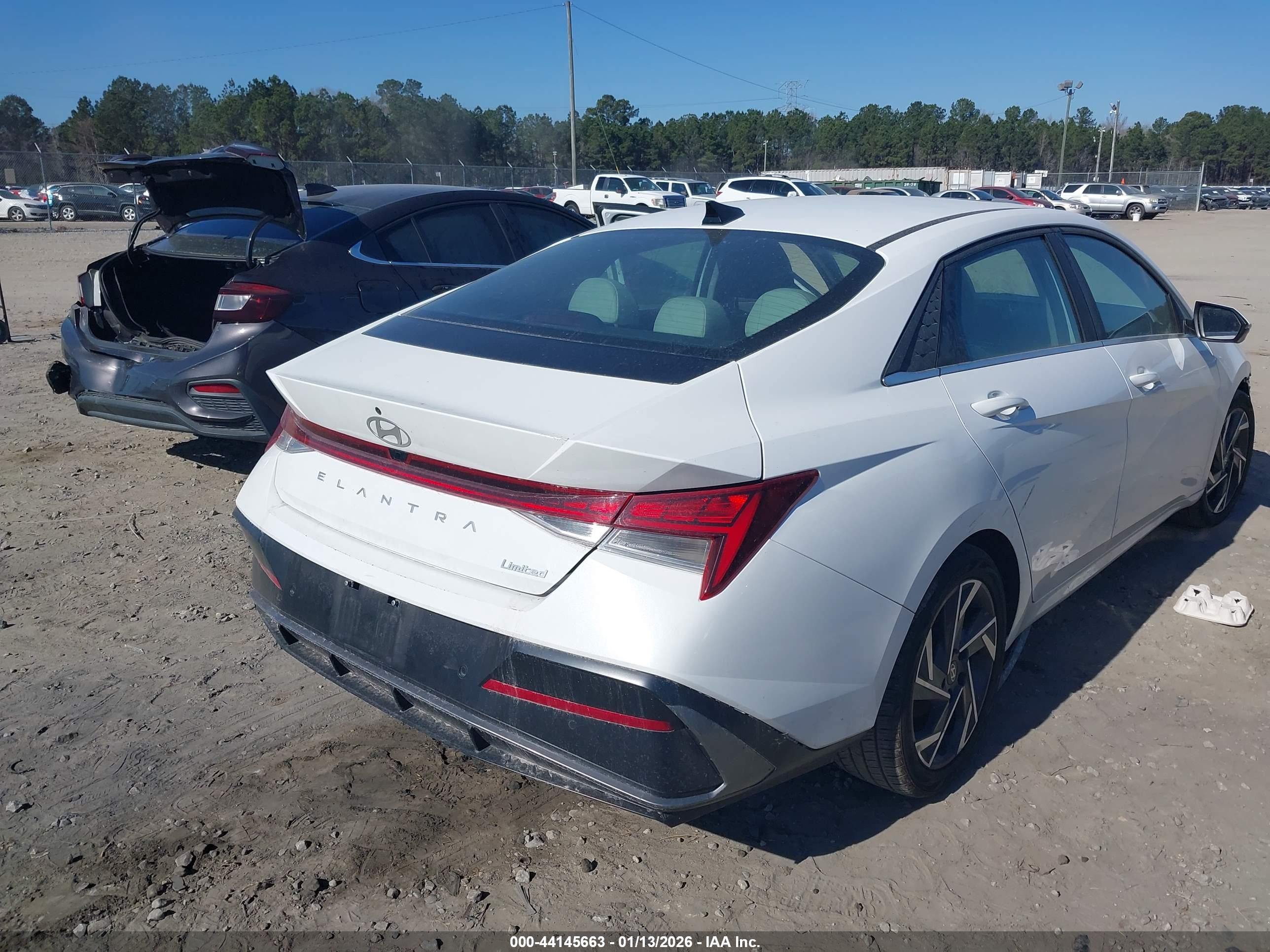 HYUNDAI ELANTRA image 4