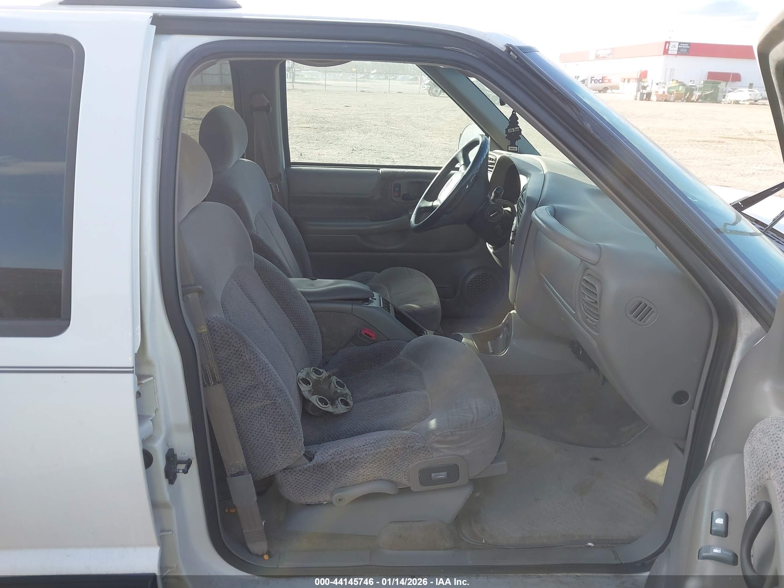 CHEVROLET BLAZER image 5