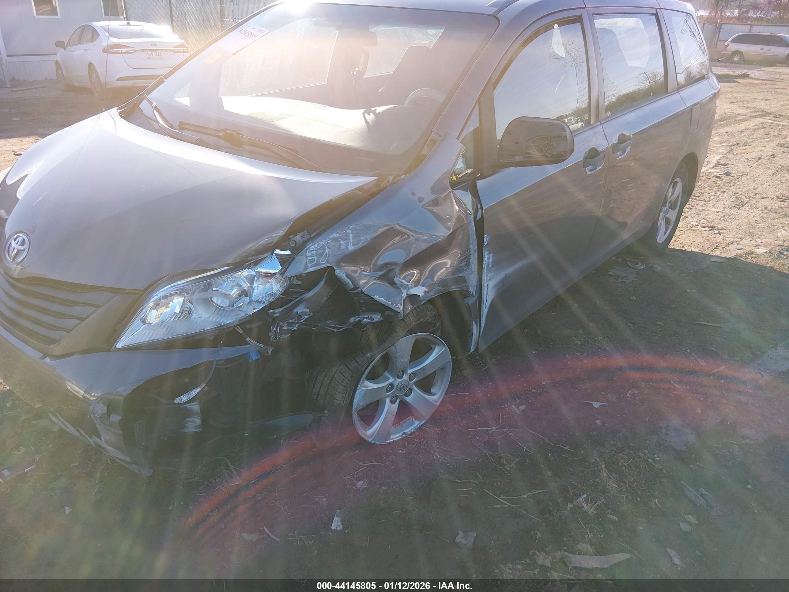 TOYOTA SIENNA image 2
