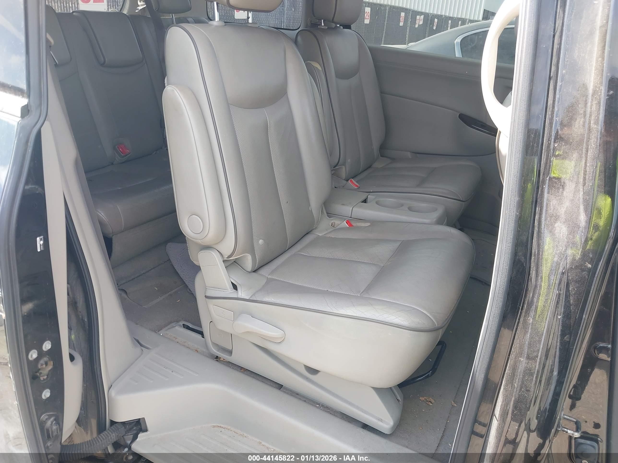 NISSAN QUEST image 8