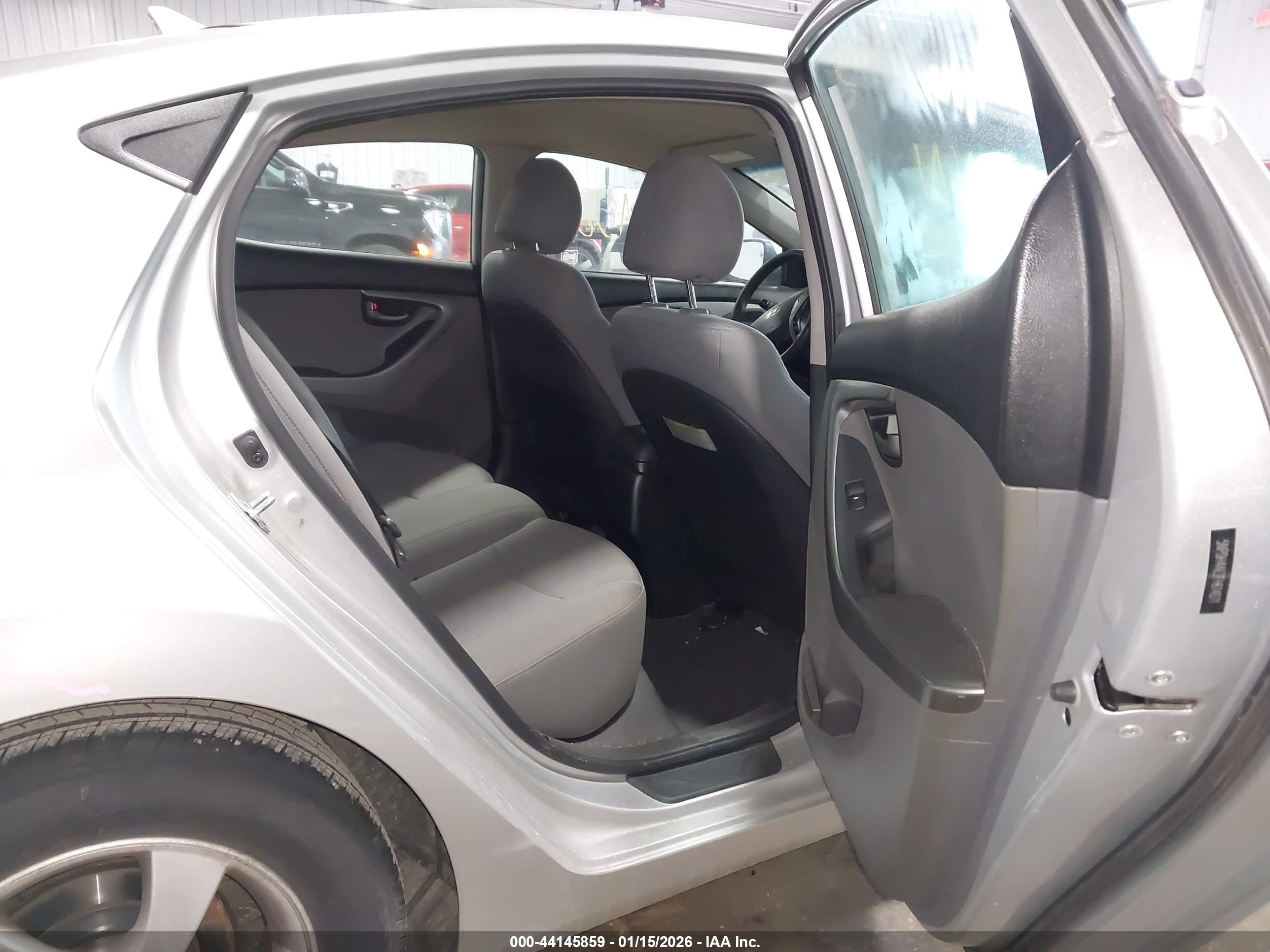 HYUNDAI ELANTRA image 8
