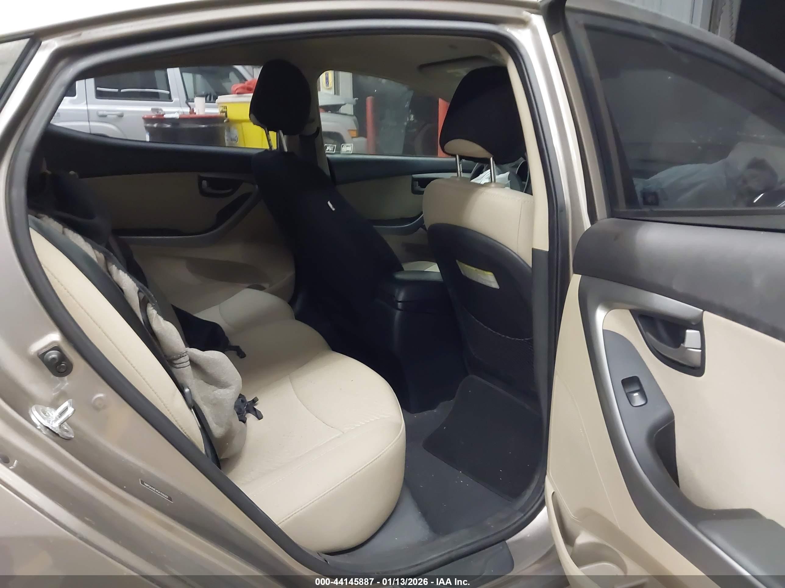 HYUNDAI ELANTRA image 8