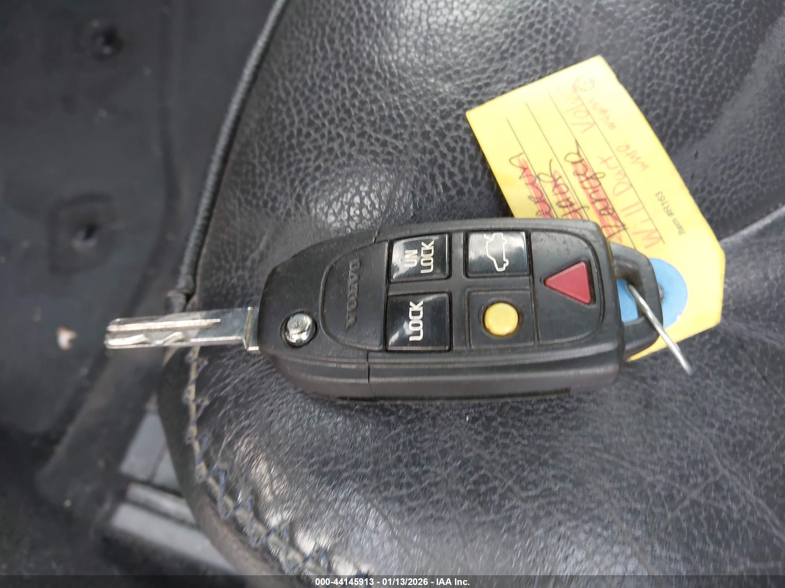 VOLVO XC70 image 11