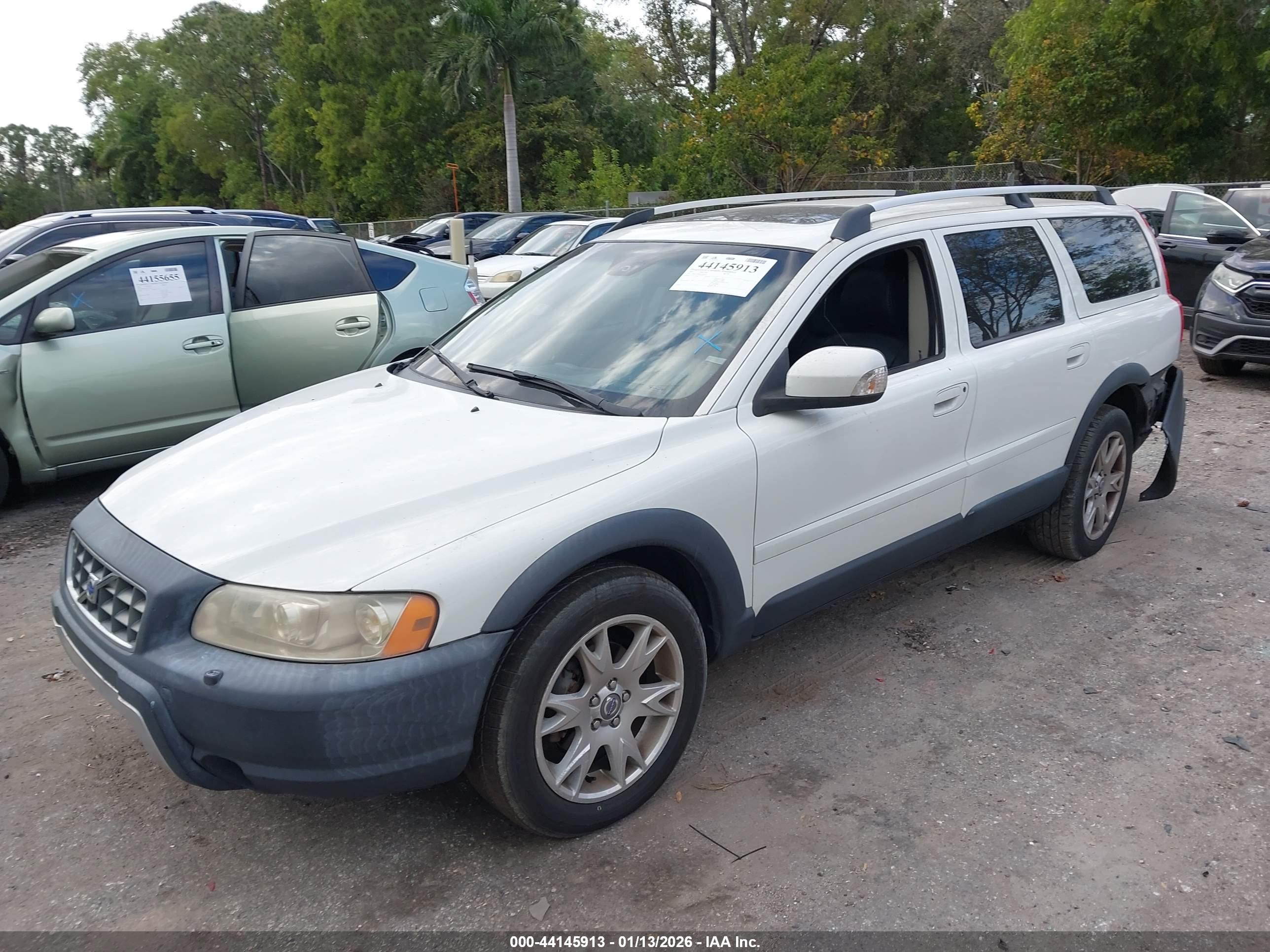 VOLVO XC70 image 2