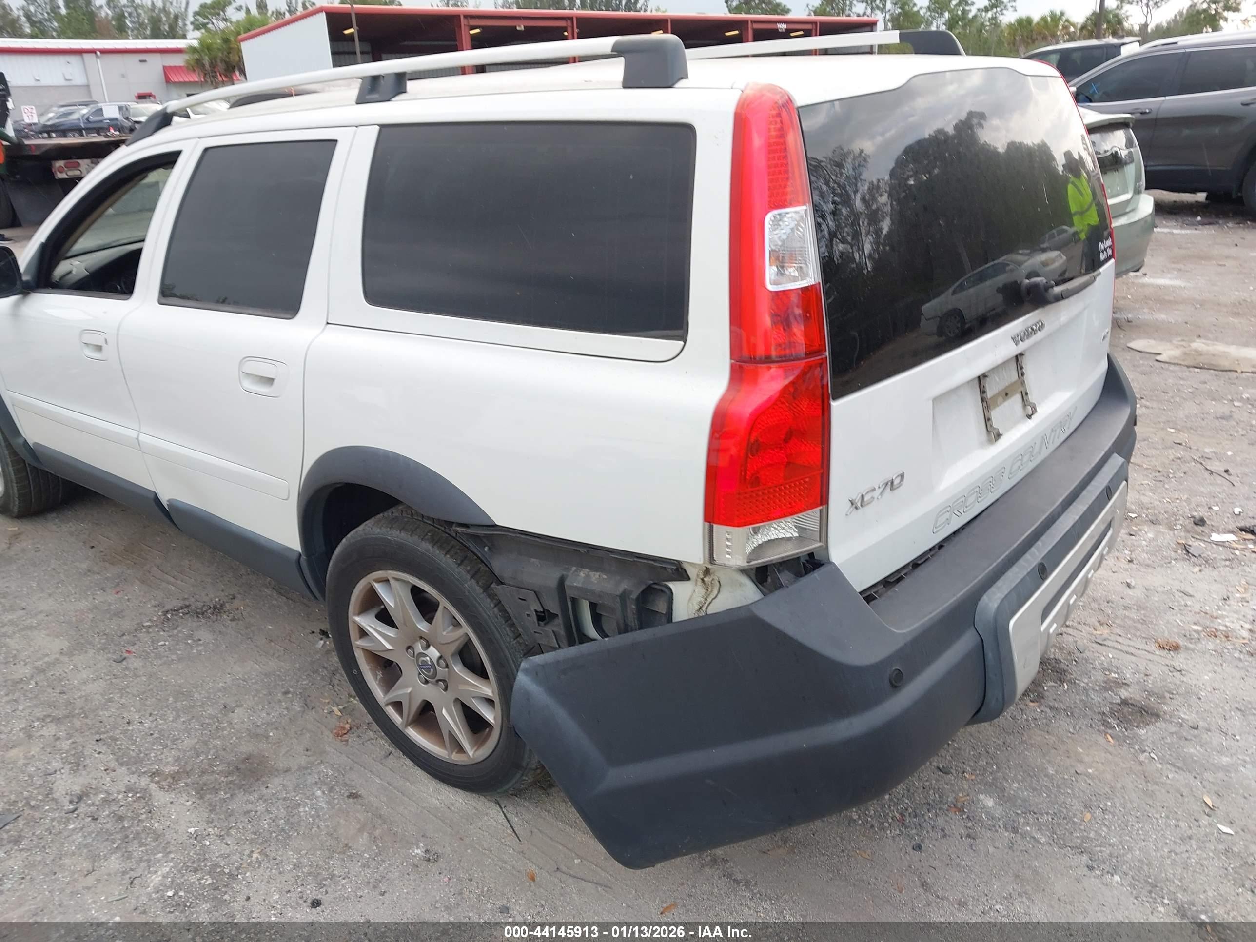 VOLVO XC70 image 6