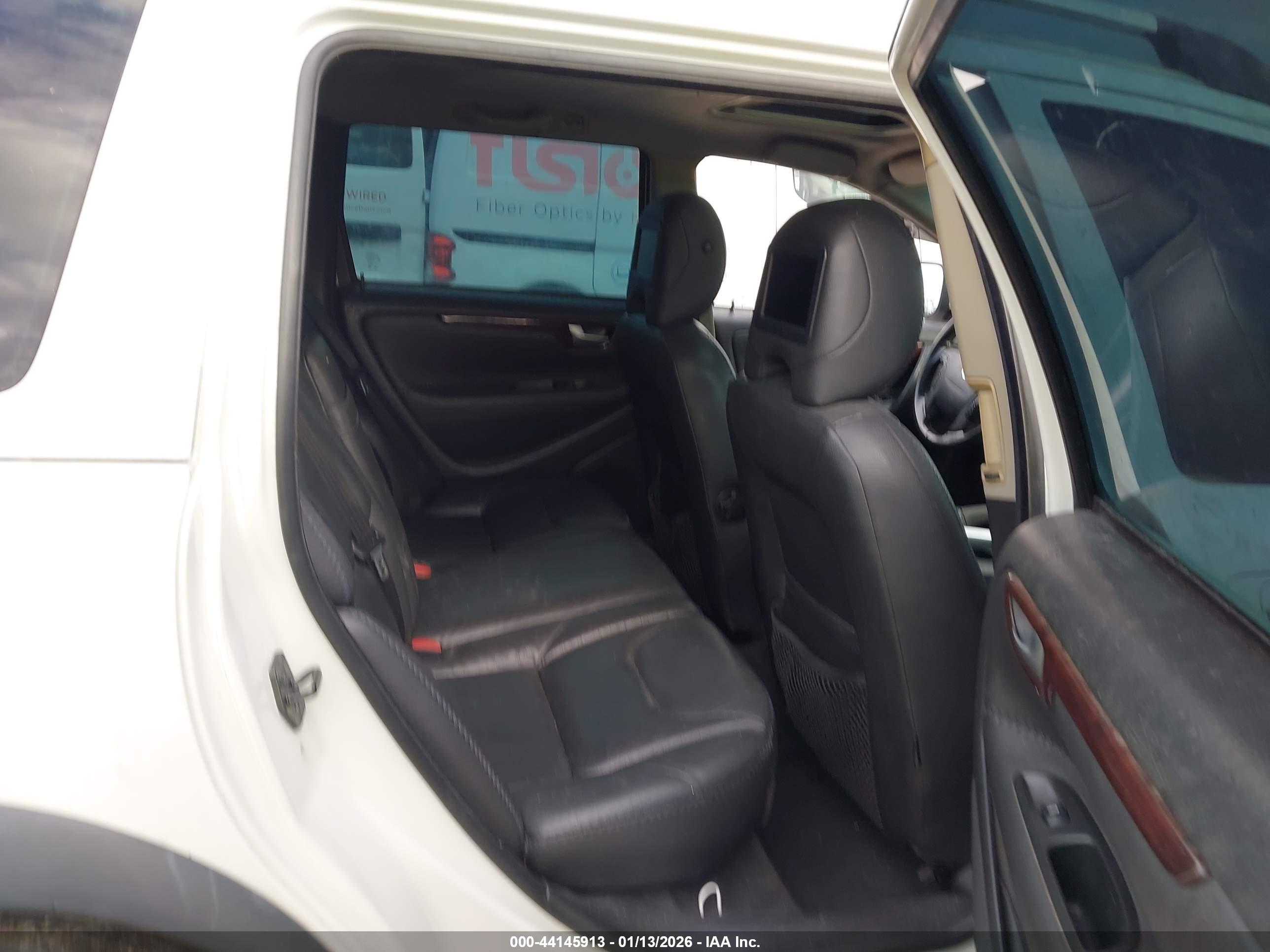VOLVO XC70 image 8
