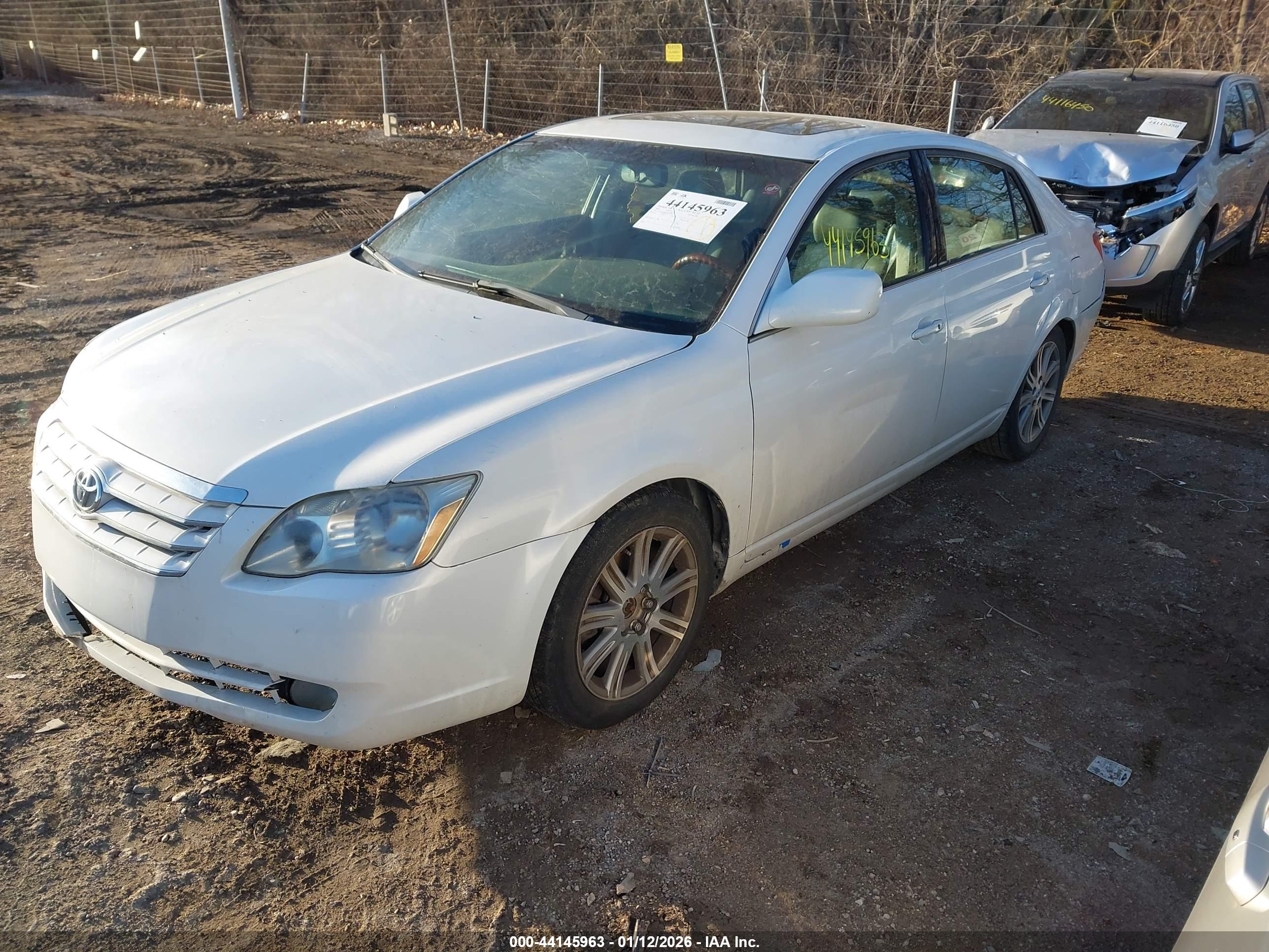 TOYOTA AVALON image 2