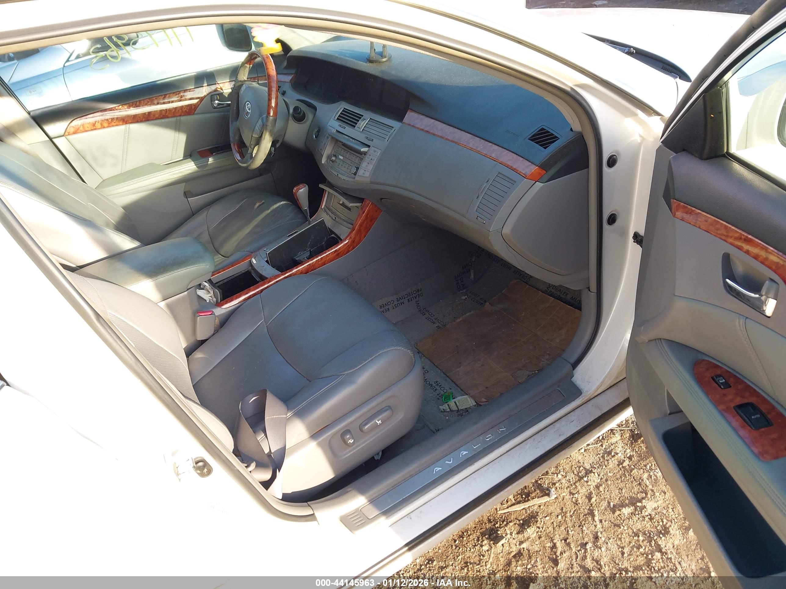 TOYOTA AVALON image 5
