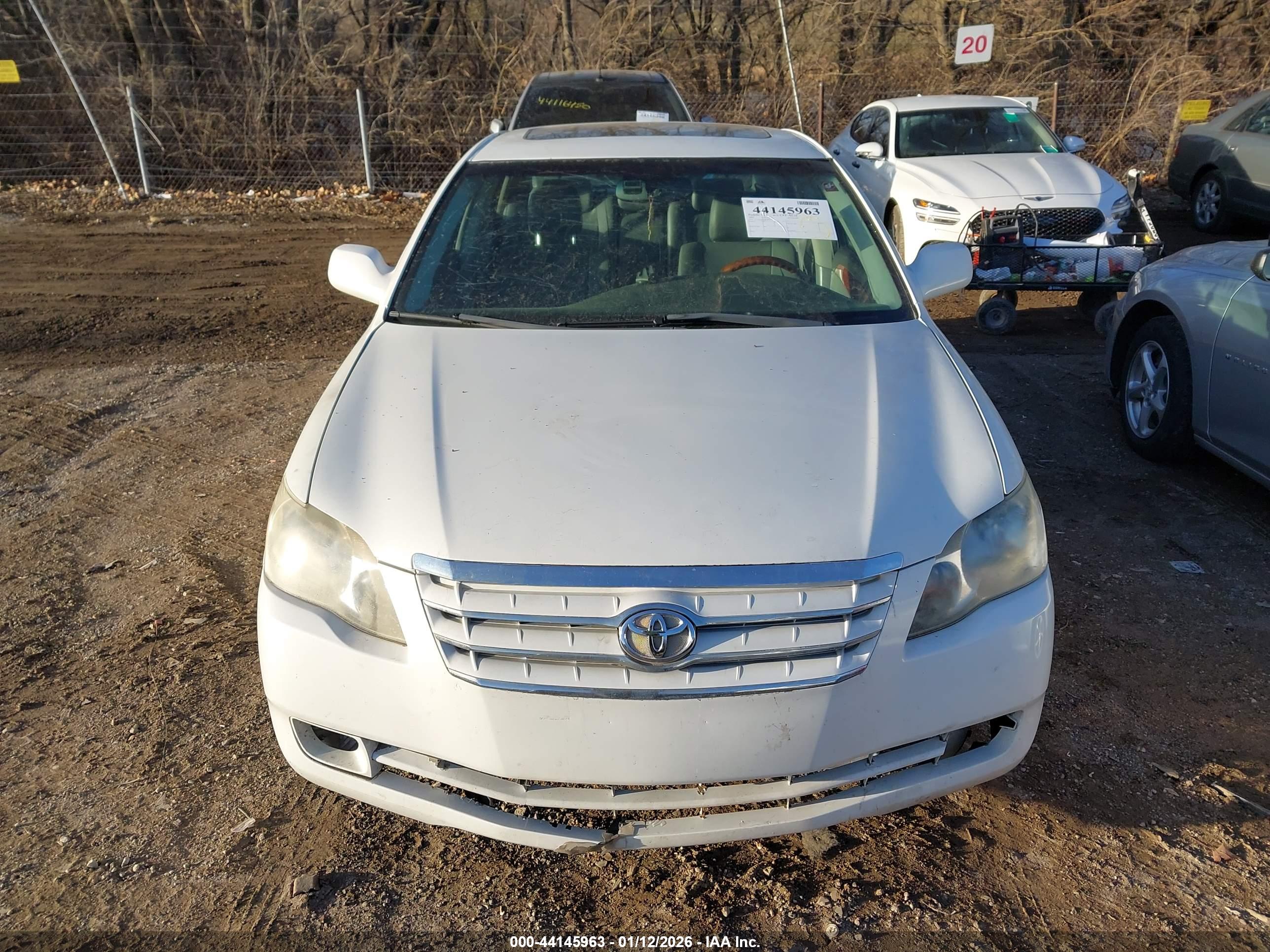 TOYOTA AVALON image 6