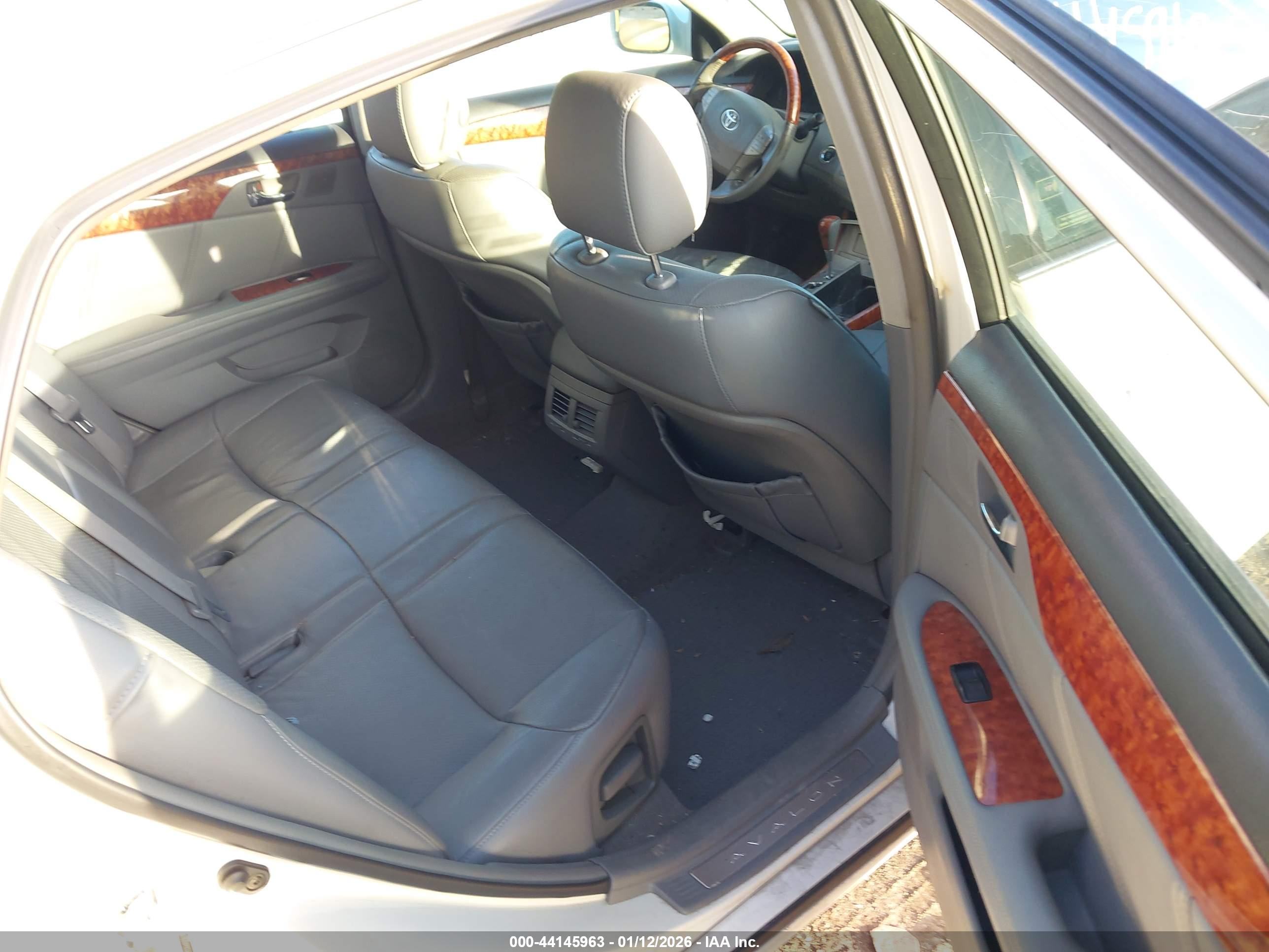 TOYOTA AVALON image 8