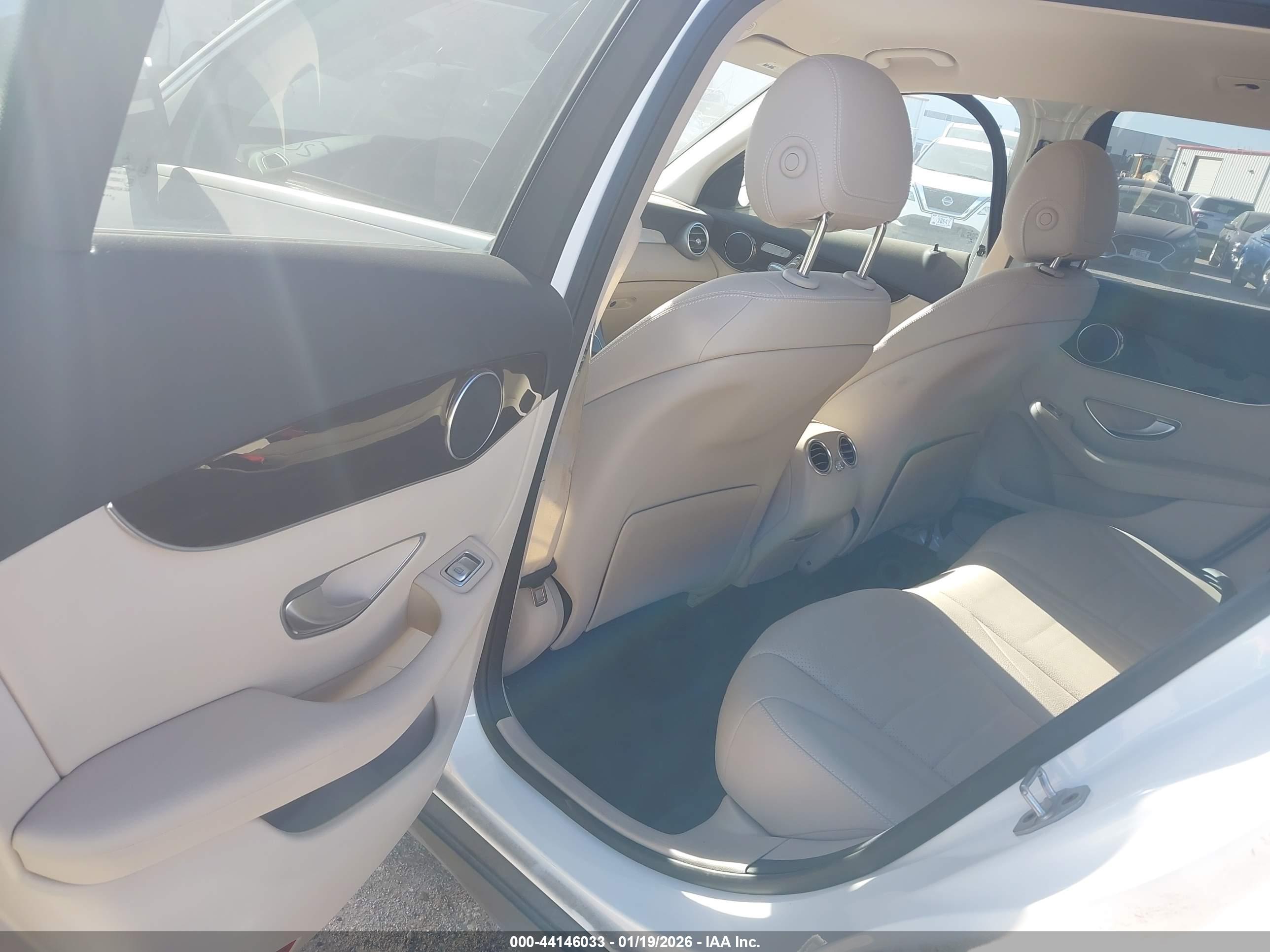 MERCEDES-BENZ GLC image 8