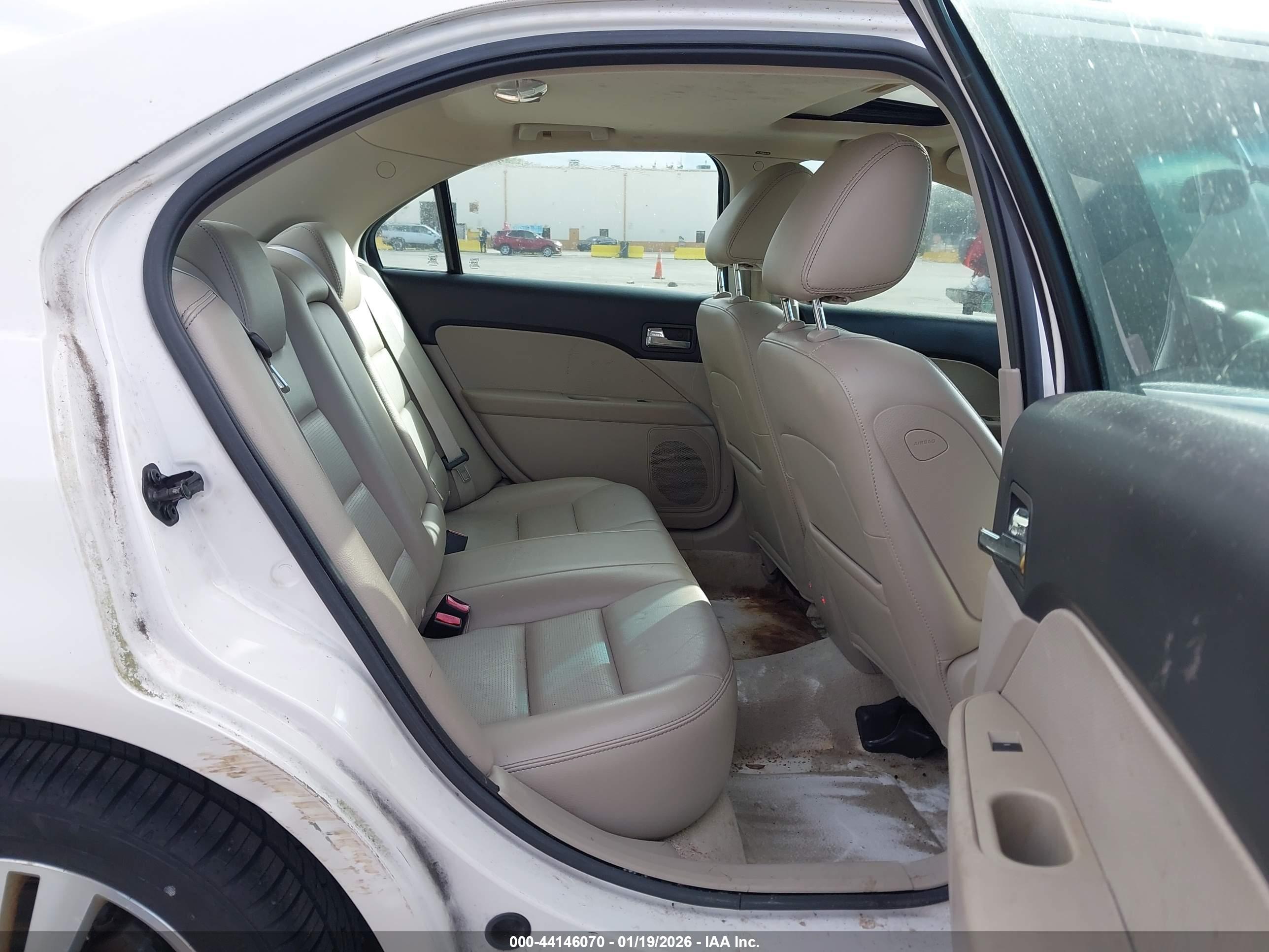 FORD FUSION image 8