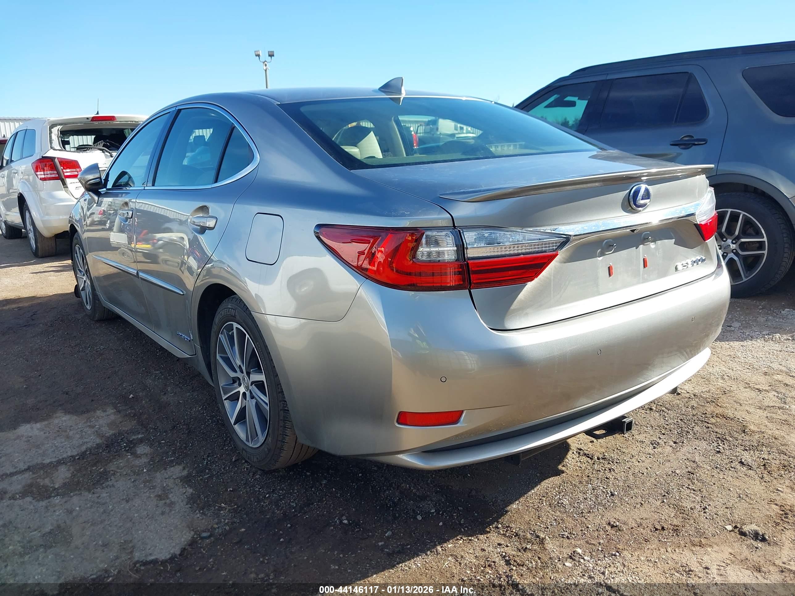 LEXUS ES image 3