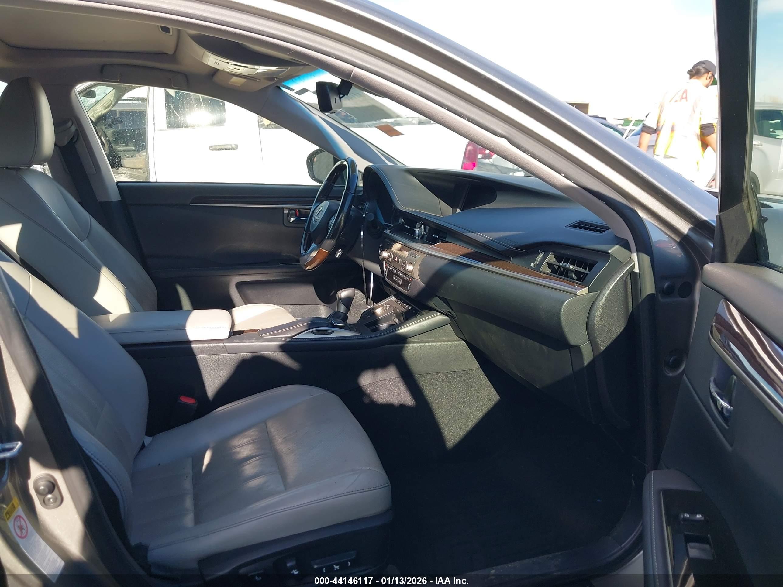 LEXUS ES image 5