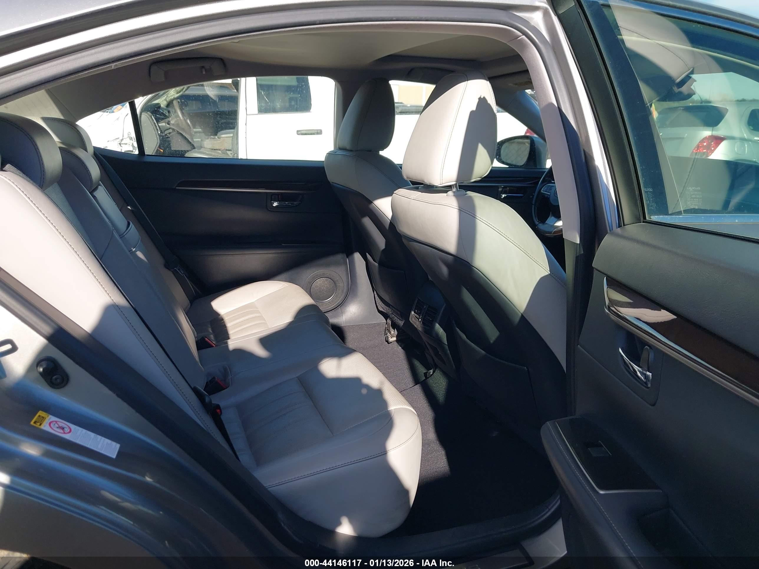 LEXUS ES image 8