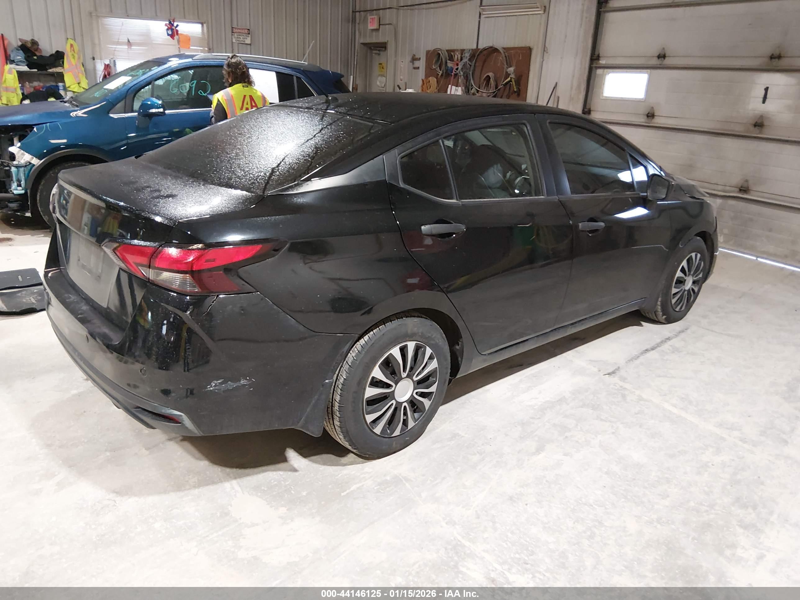 NISSAN VERSA image 4