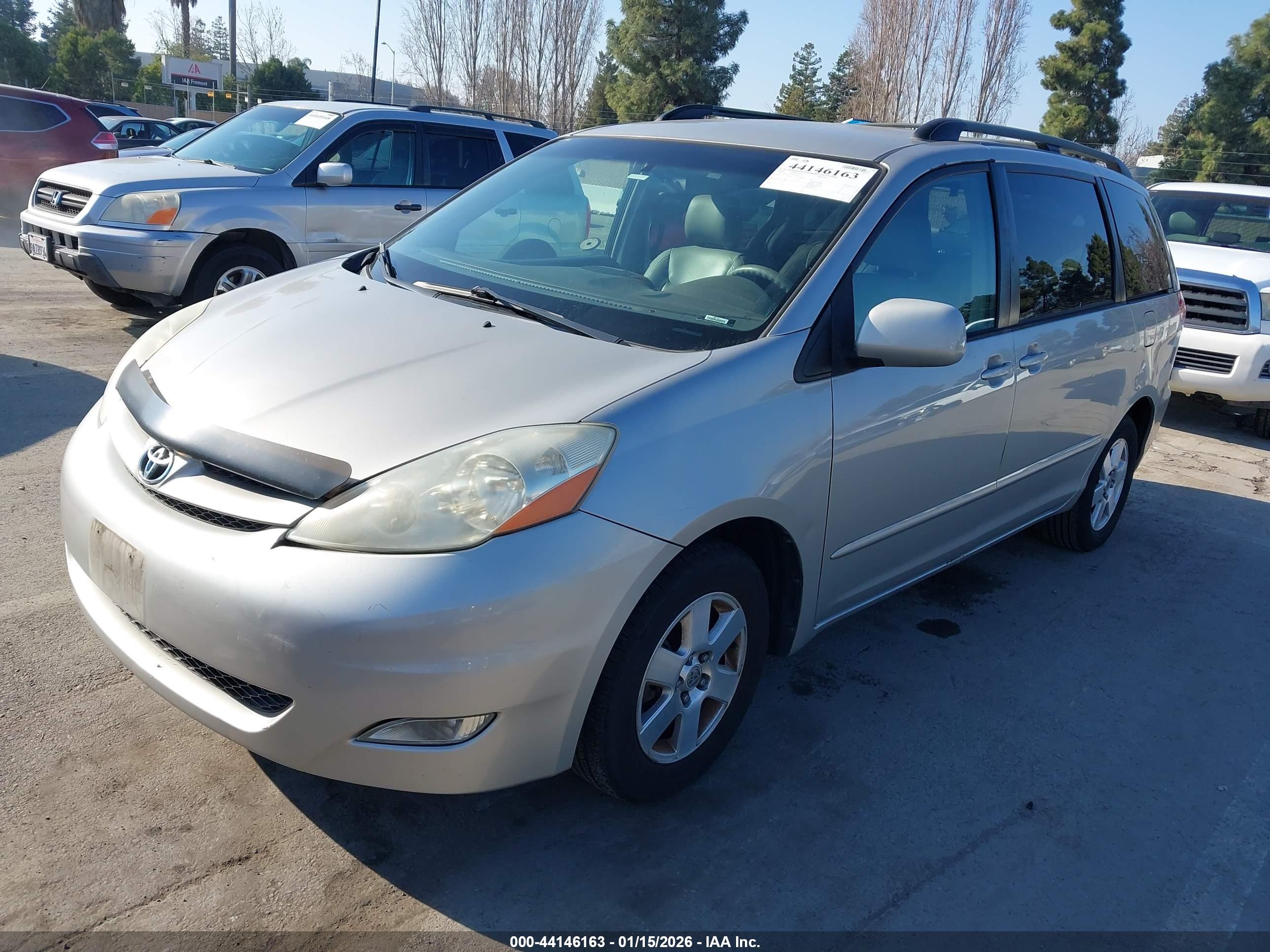 TOYOTA SIENNA image 2