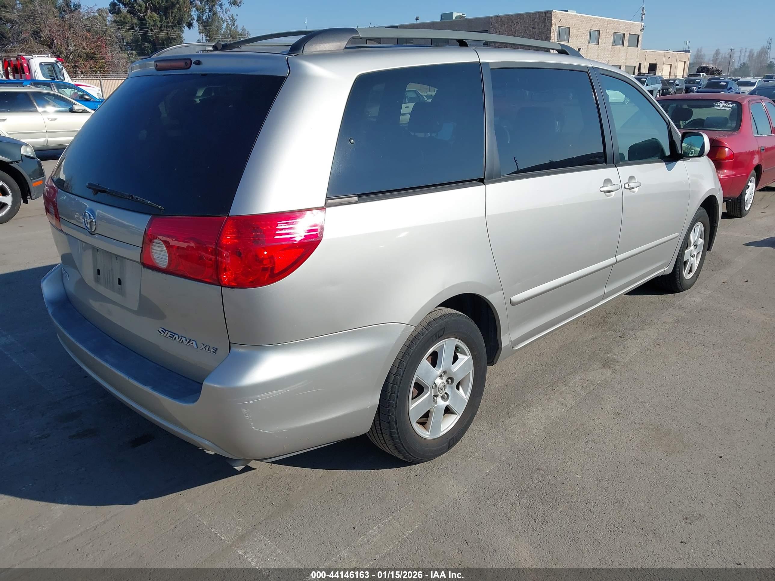 TOYOTA SIENNA image 4