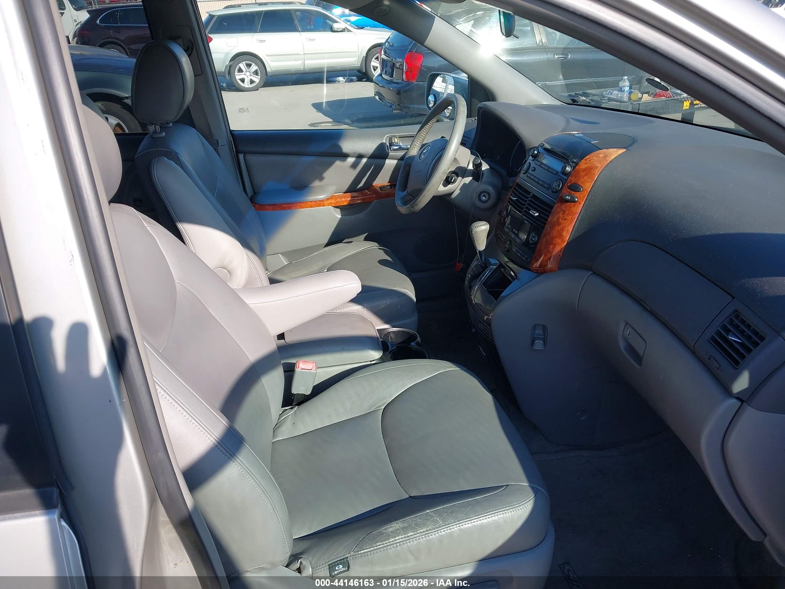 TOYOTA SIENNA image 5