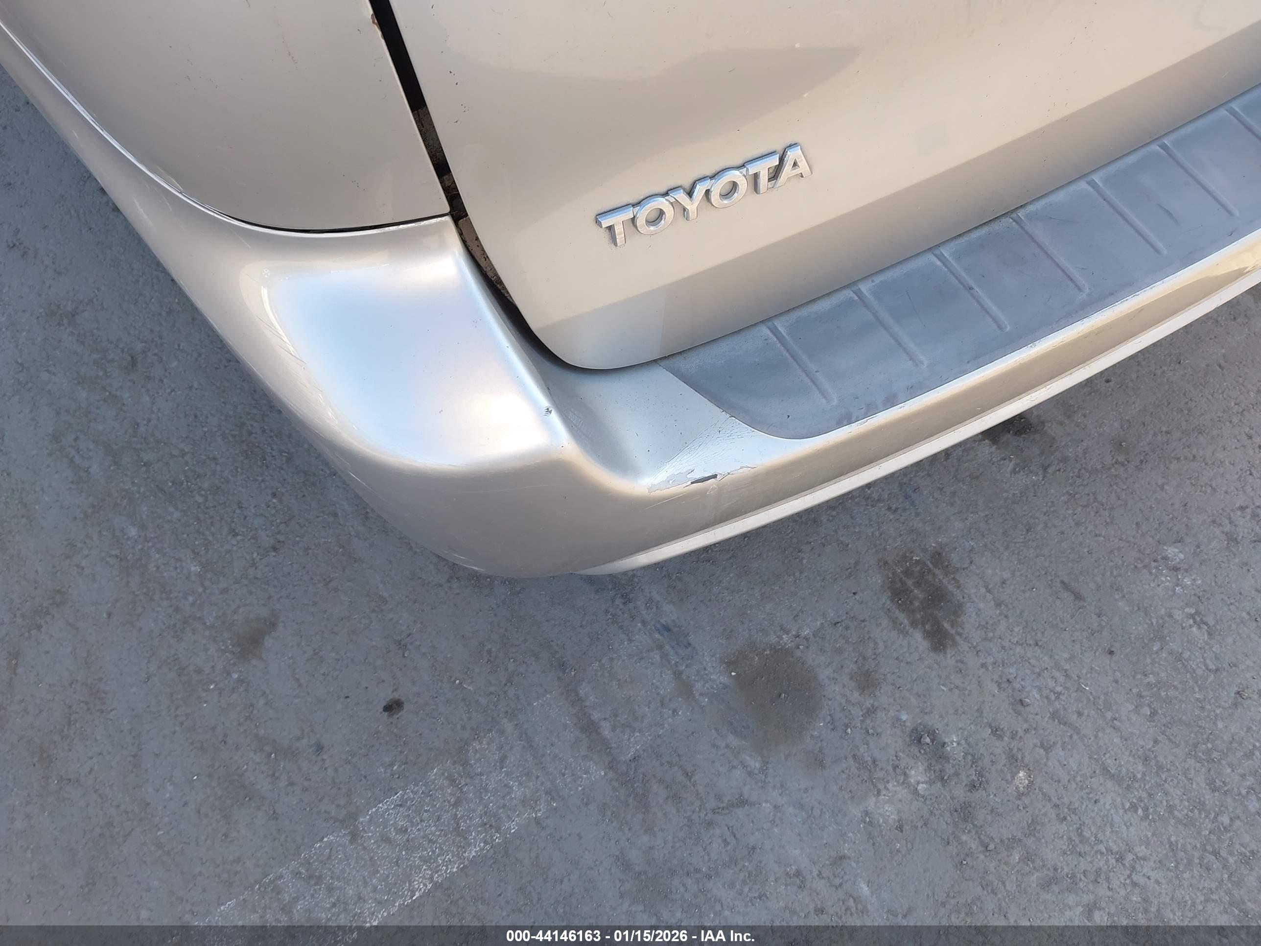TOYOTA SIENNA image 6