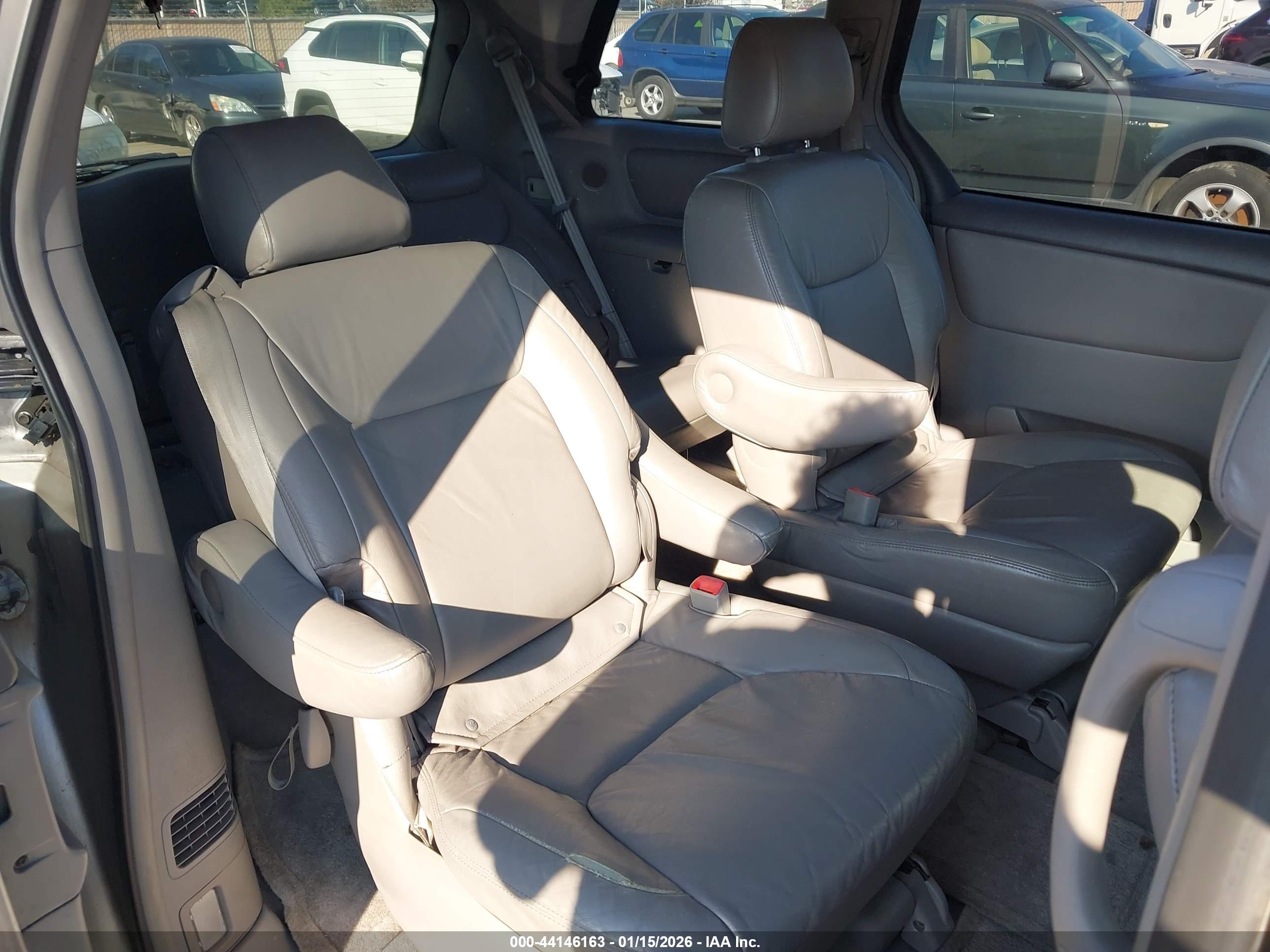 TOYOTA SIENNA image 8