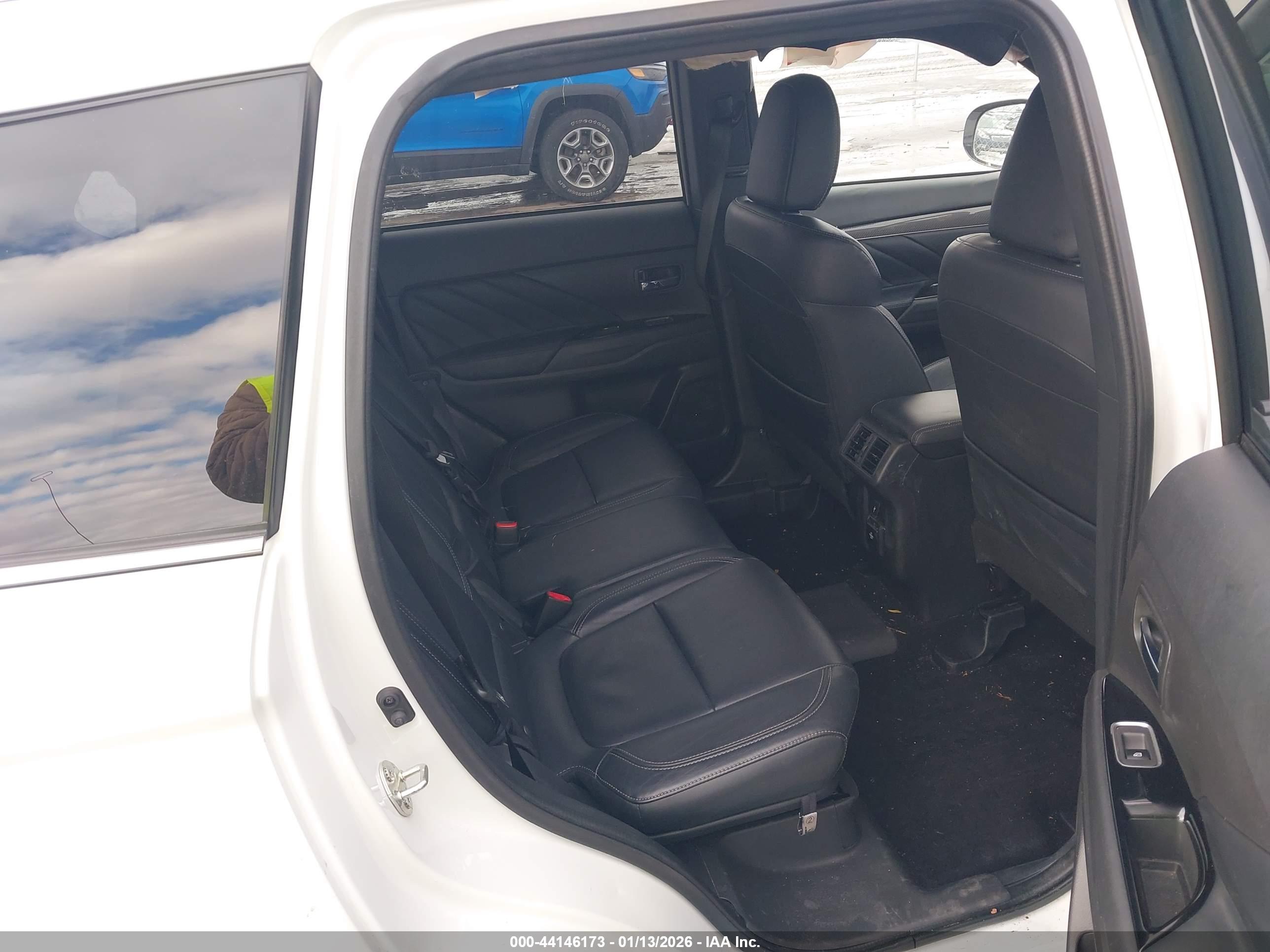 MITSUBISHI OUTLANDER image 8
