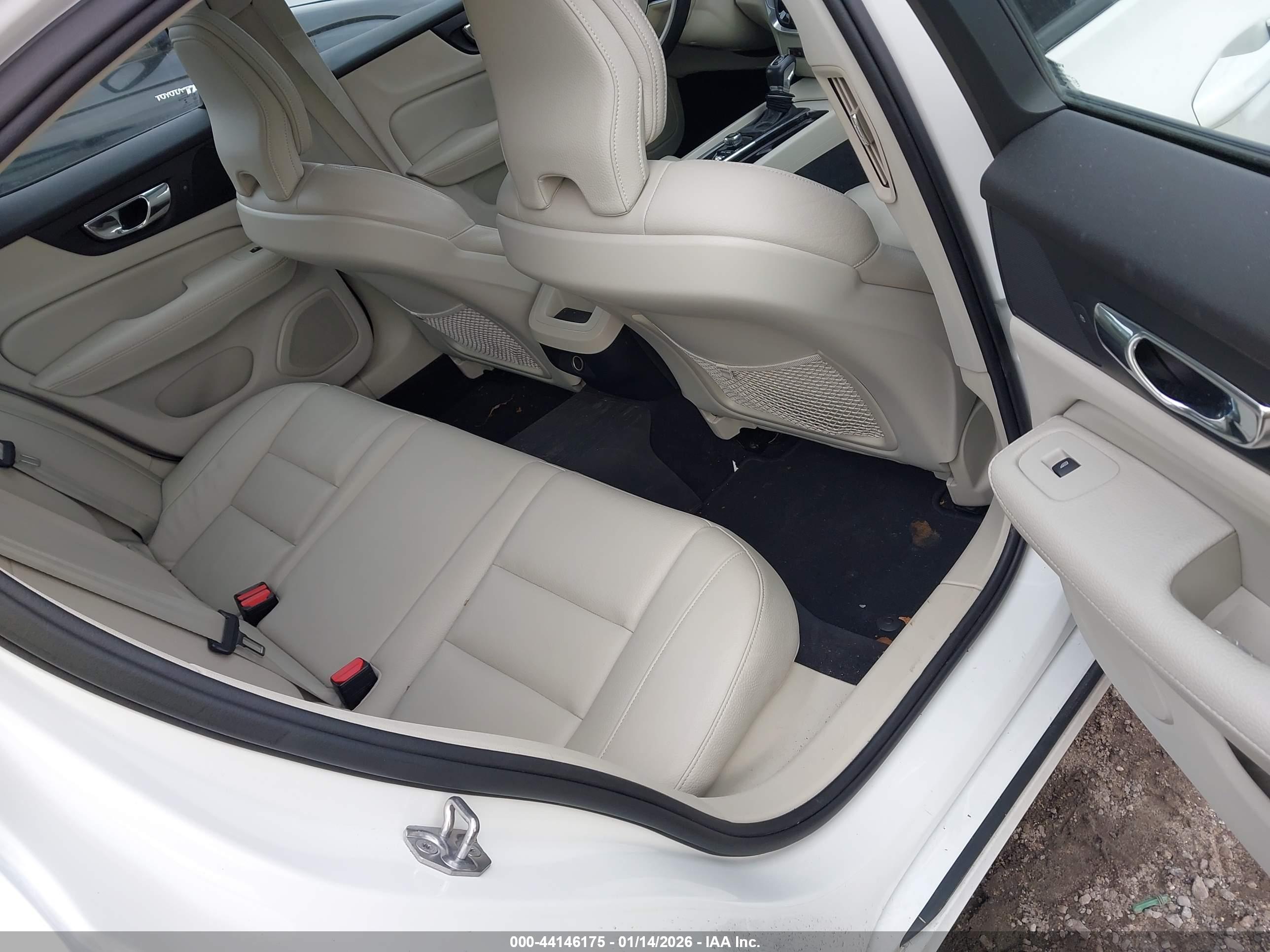 VOLVO S60 image 8