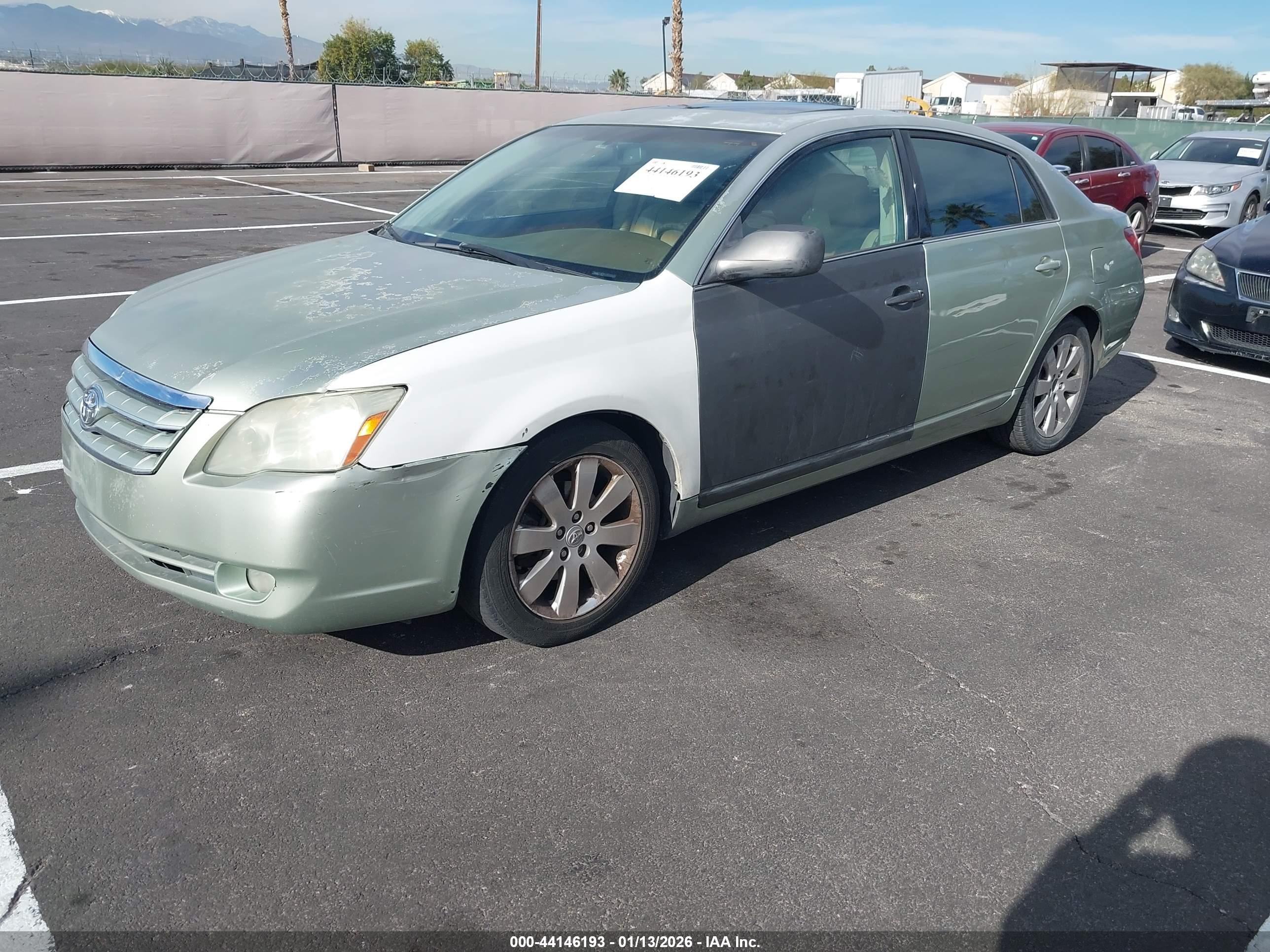 TOYOTA AVALON image 2