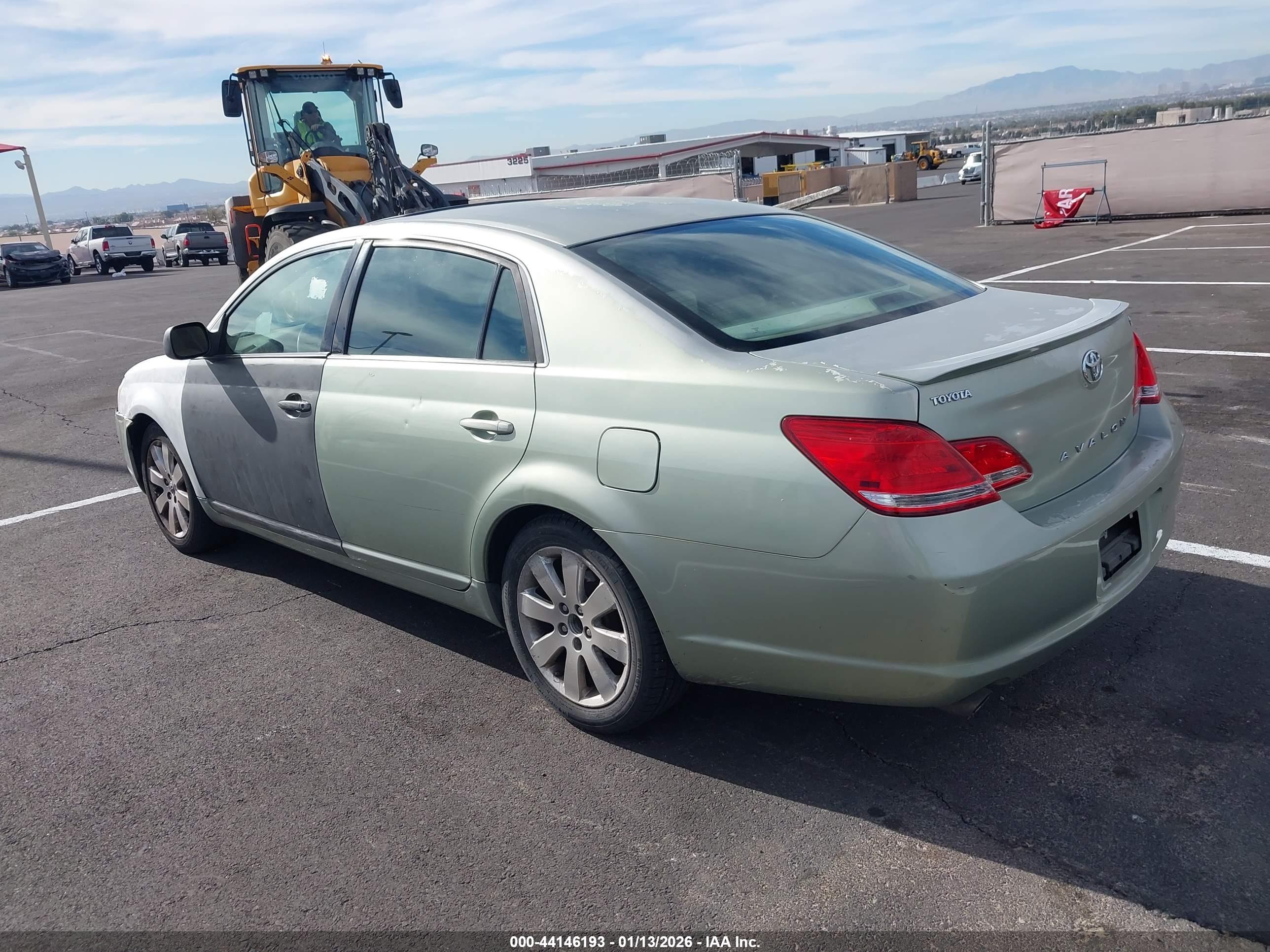 TOYOTA AVALON image 3