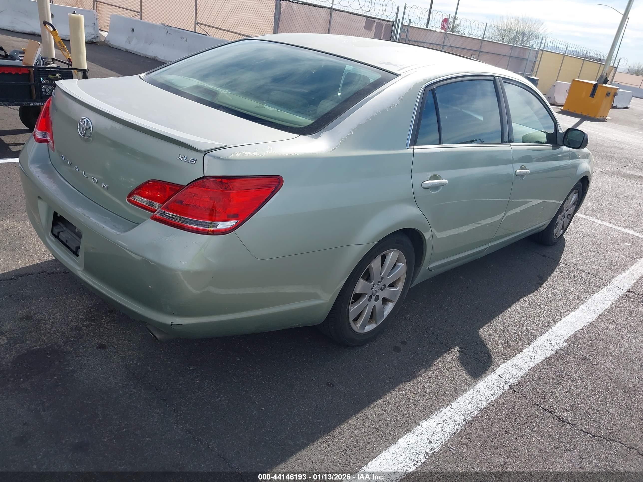TOYOTA AVALON image 4
