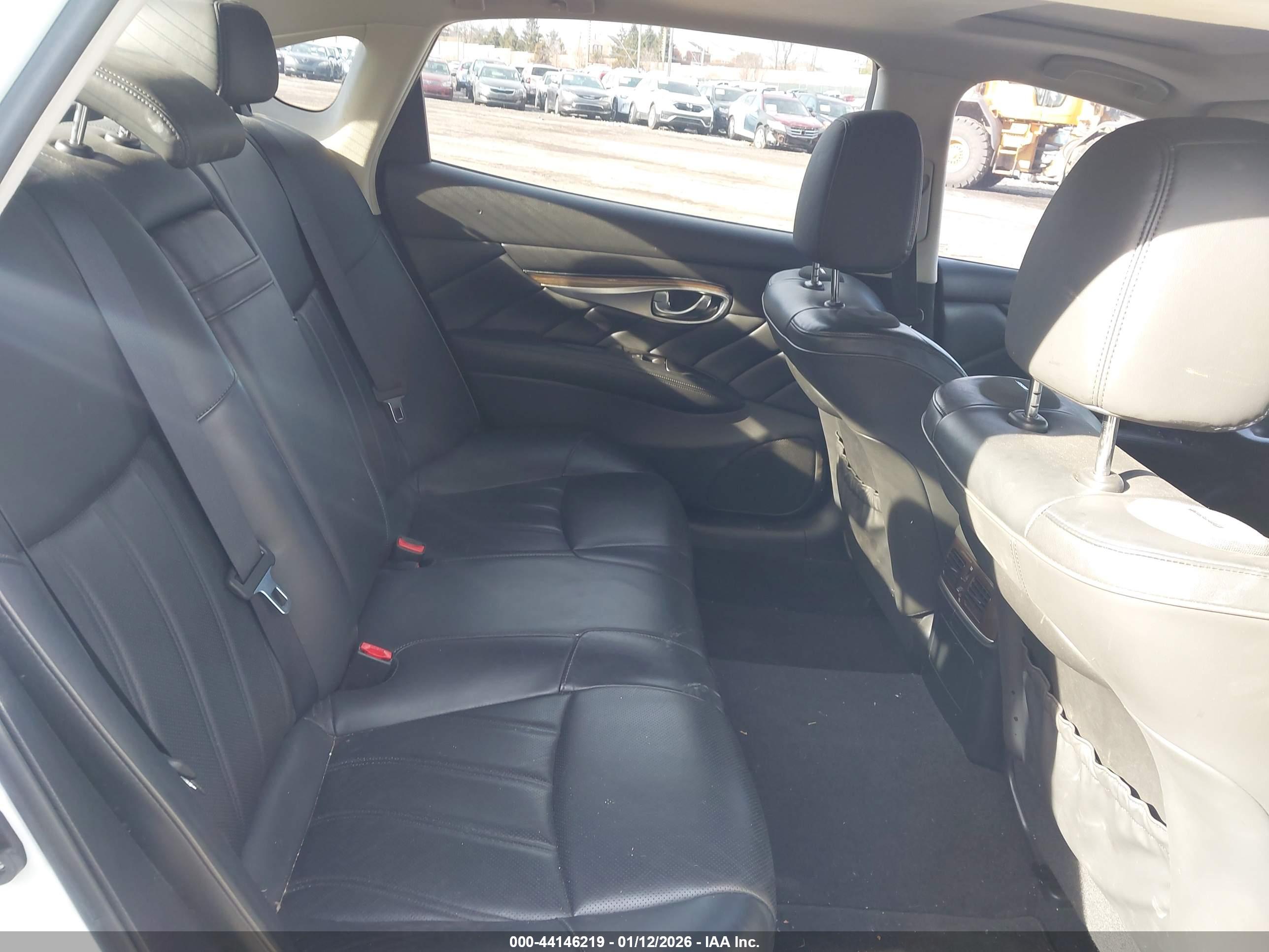 INFINITI Q70L image 8