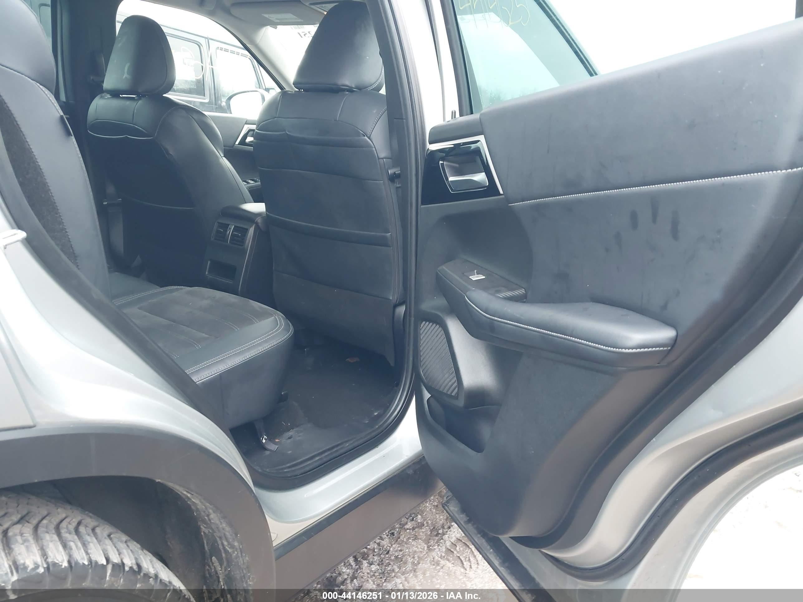 MITSUBISHI OUTLANDER image 8