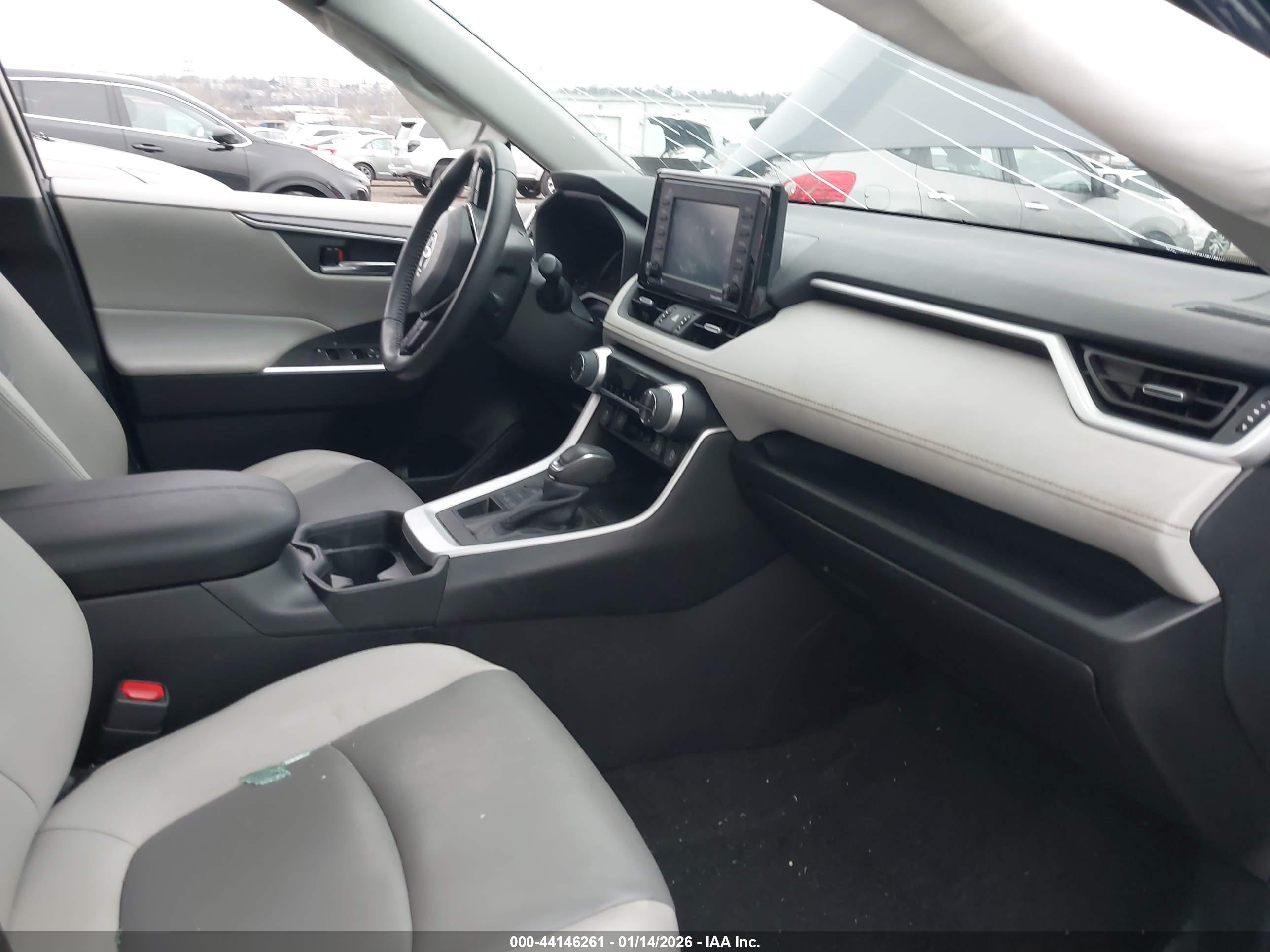 TOYOTA RAV4 image 5