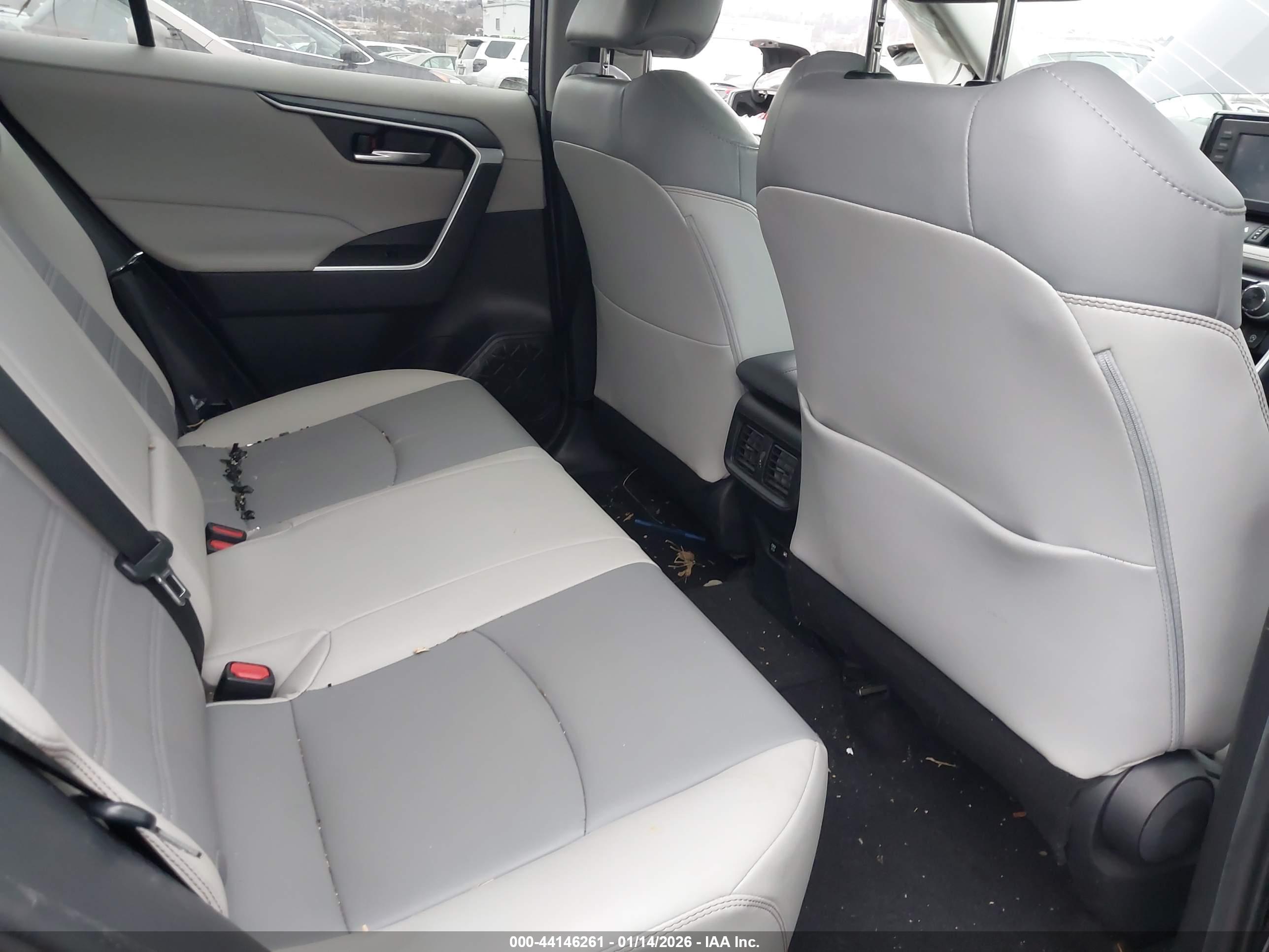 TOYOTA RAV4 image 8
