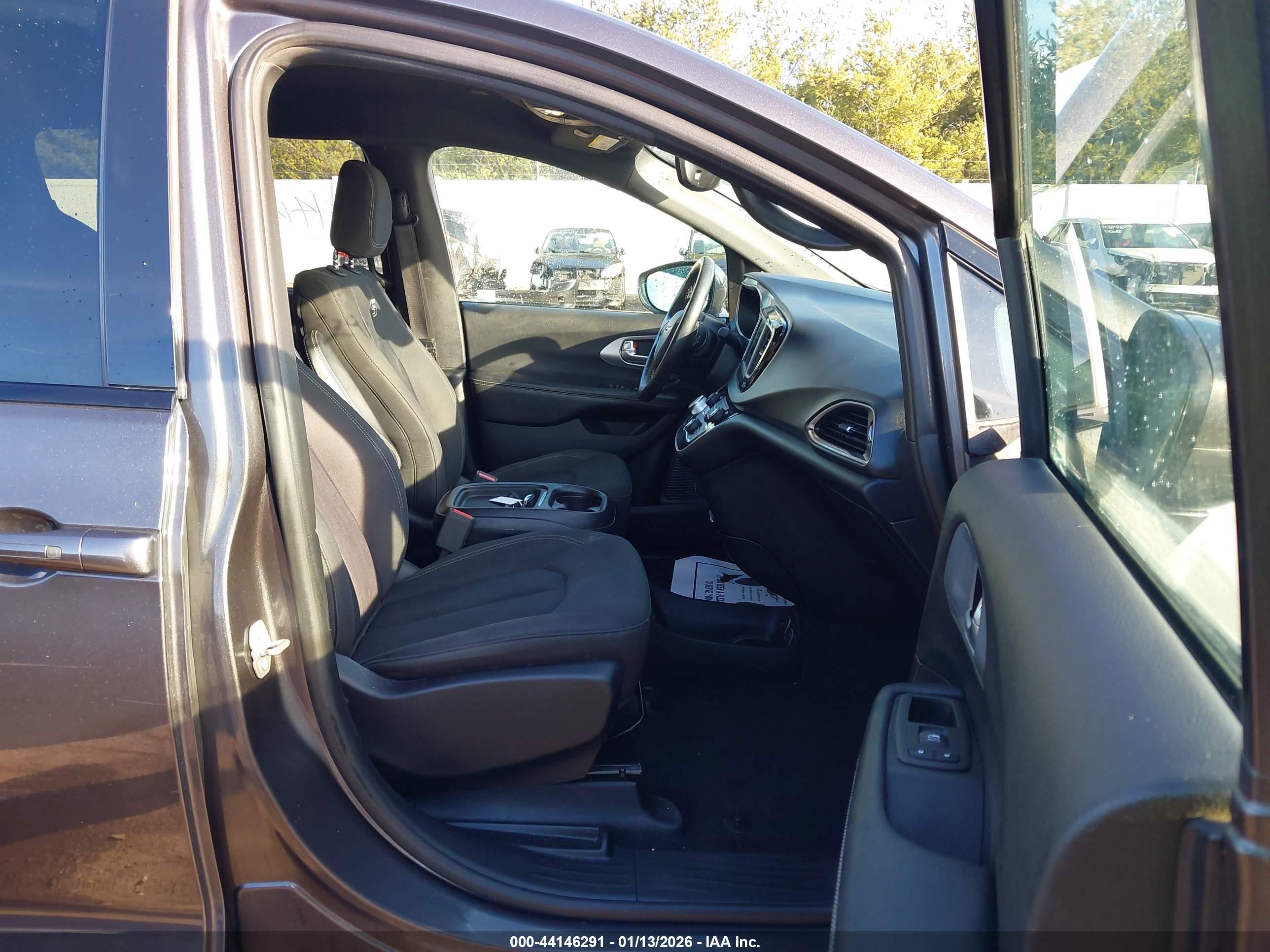 CHRYSLER PACIFICA image 5