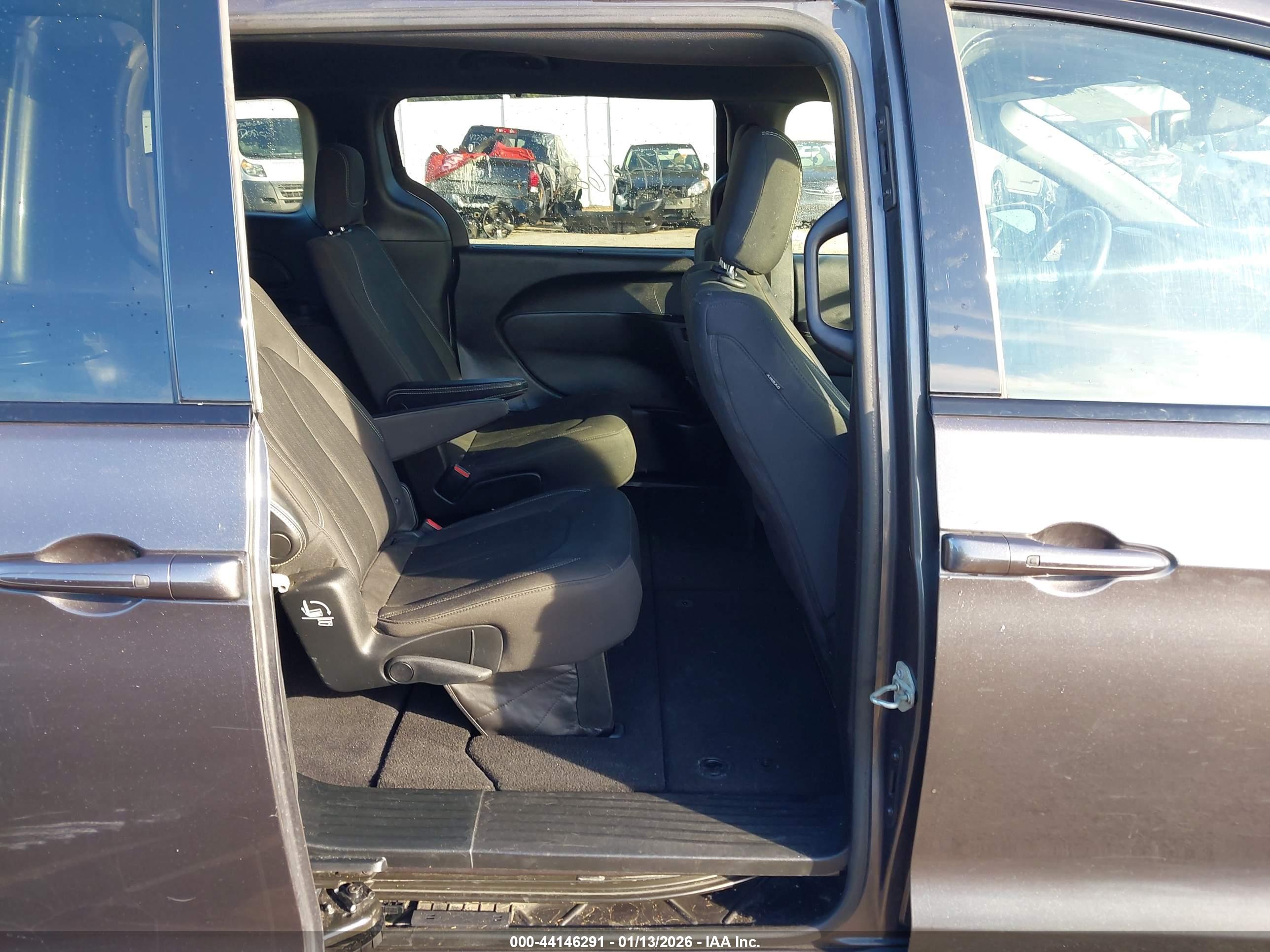 CHRYSLER PACIFICA image 8