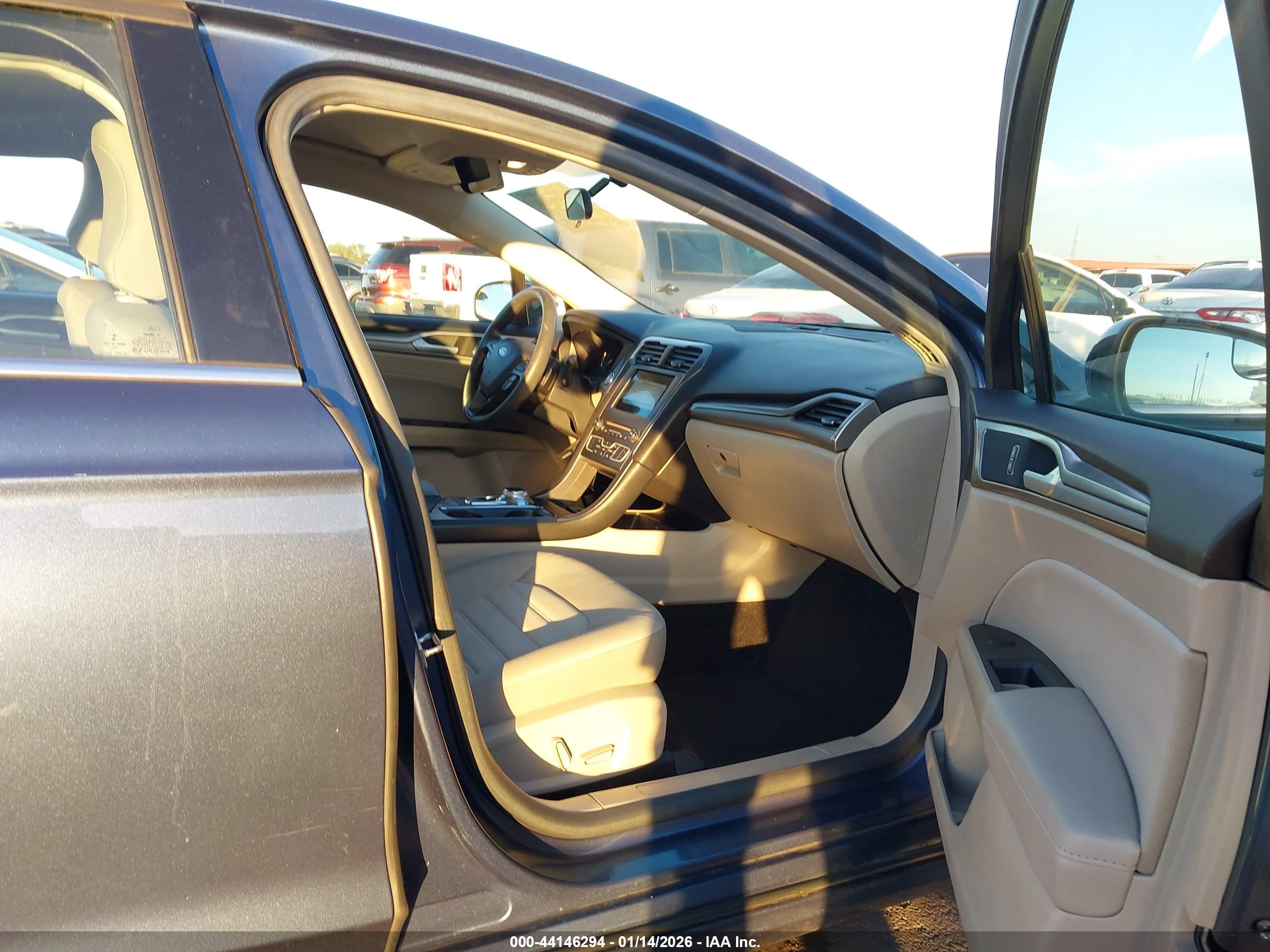 FORD FUSION image 5