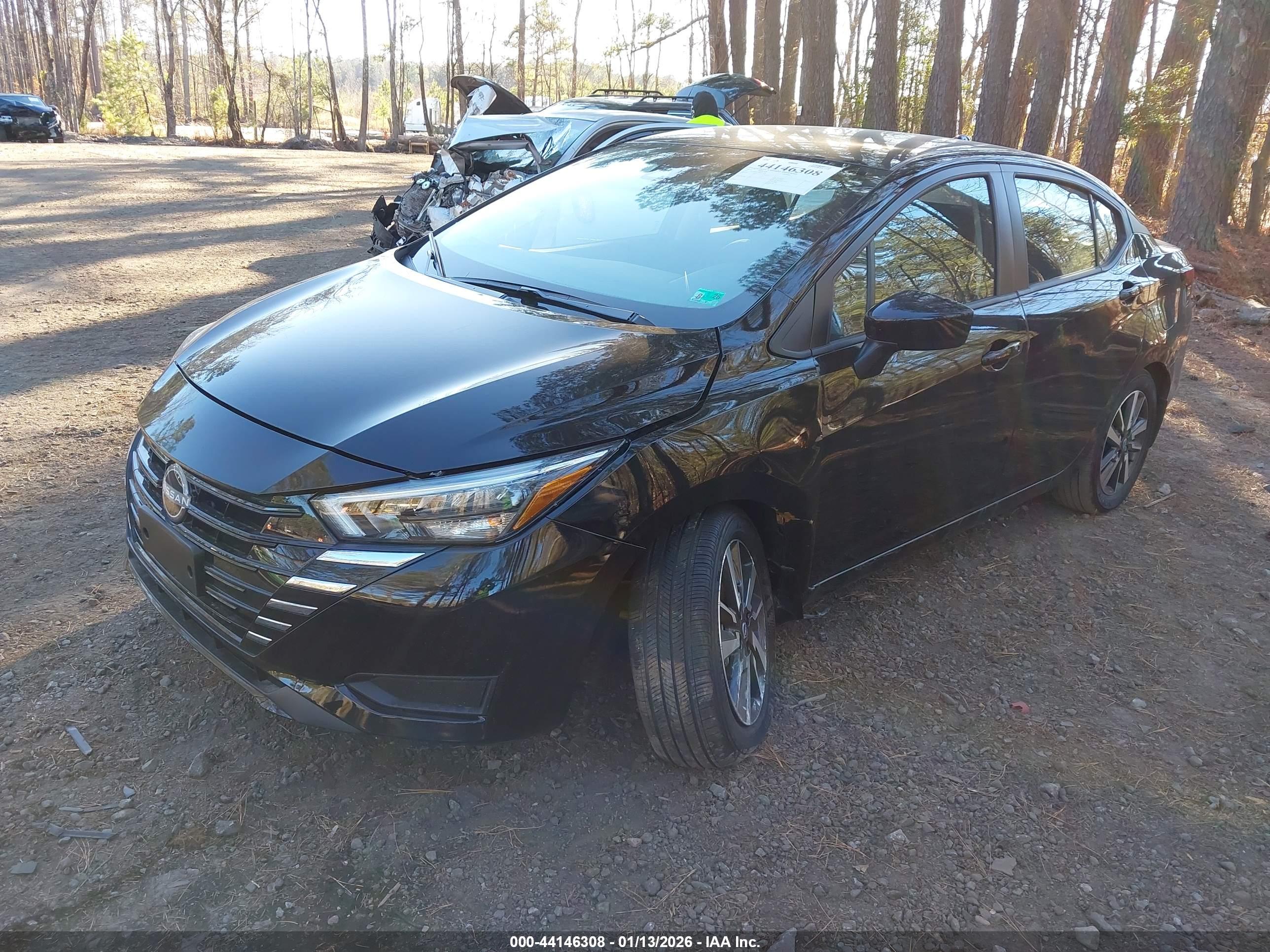NISSAN VERSA image 2