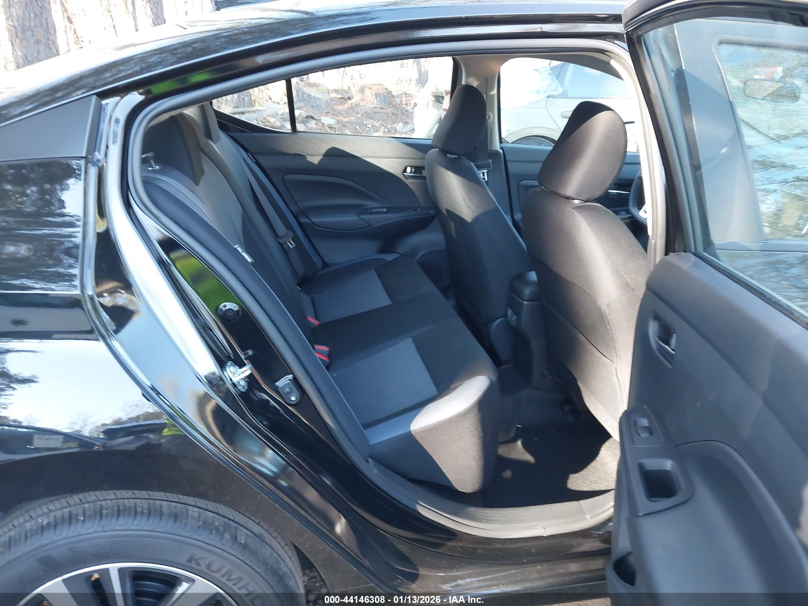 NISSAN VERSA image 8