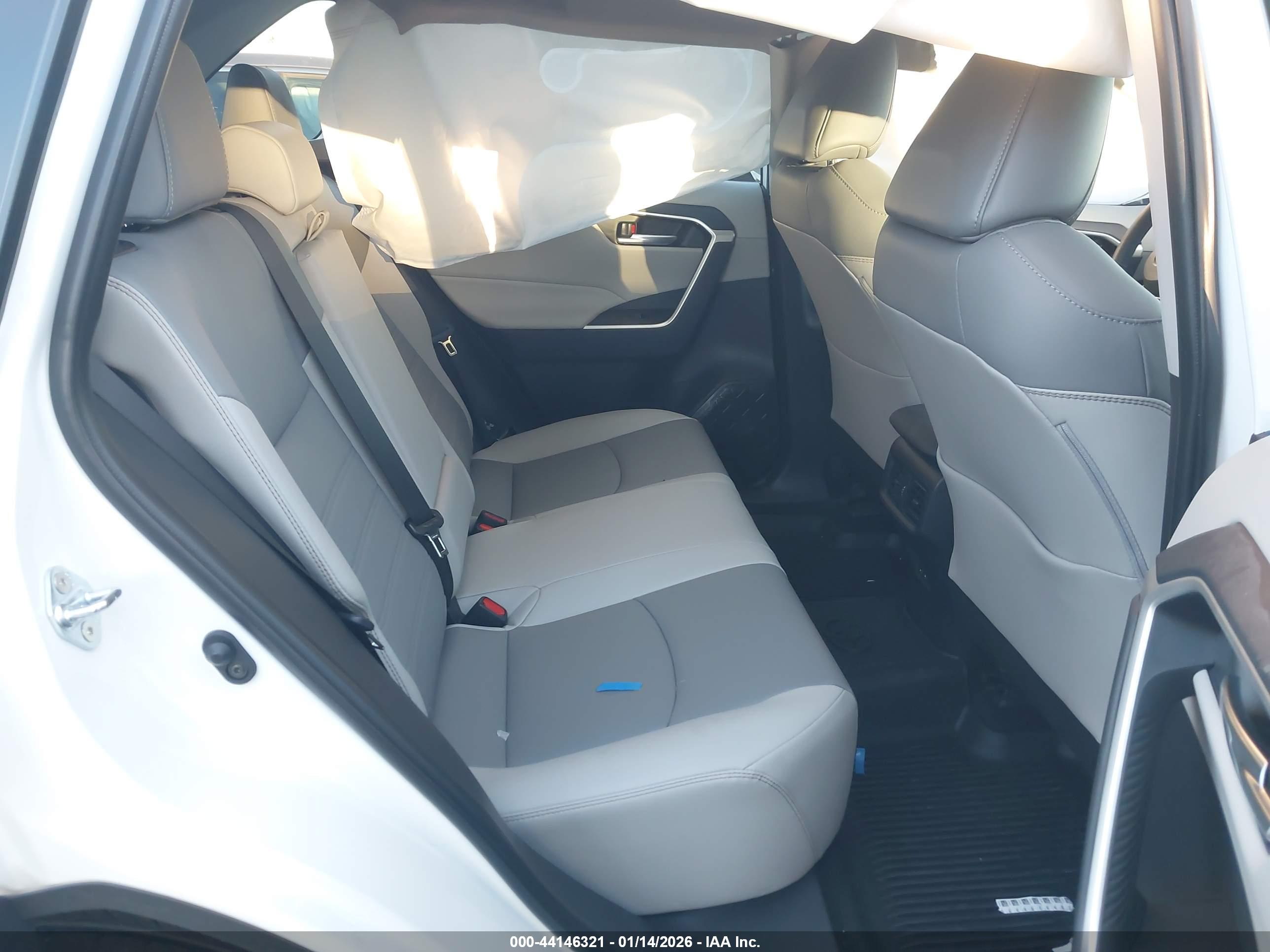 TOYOTA RAV4 image 8