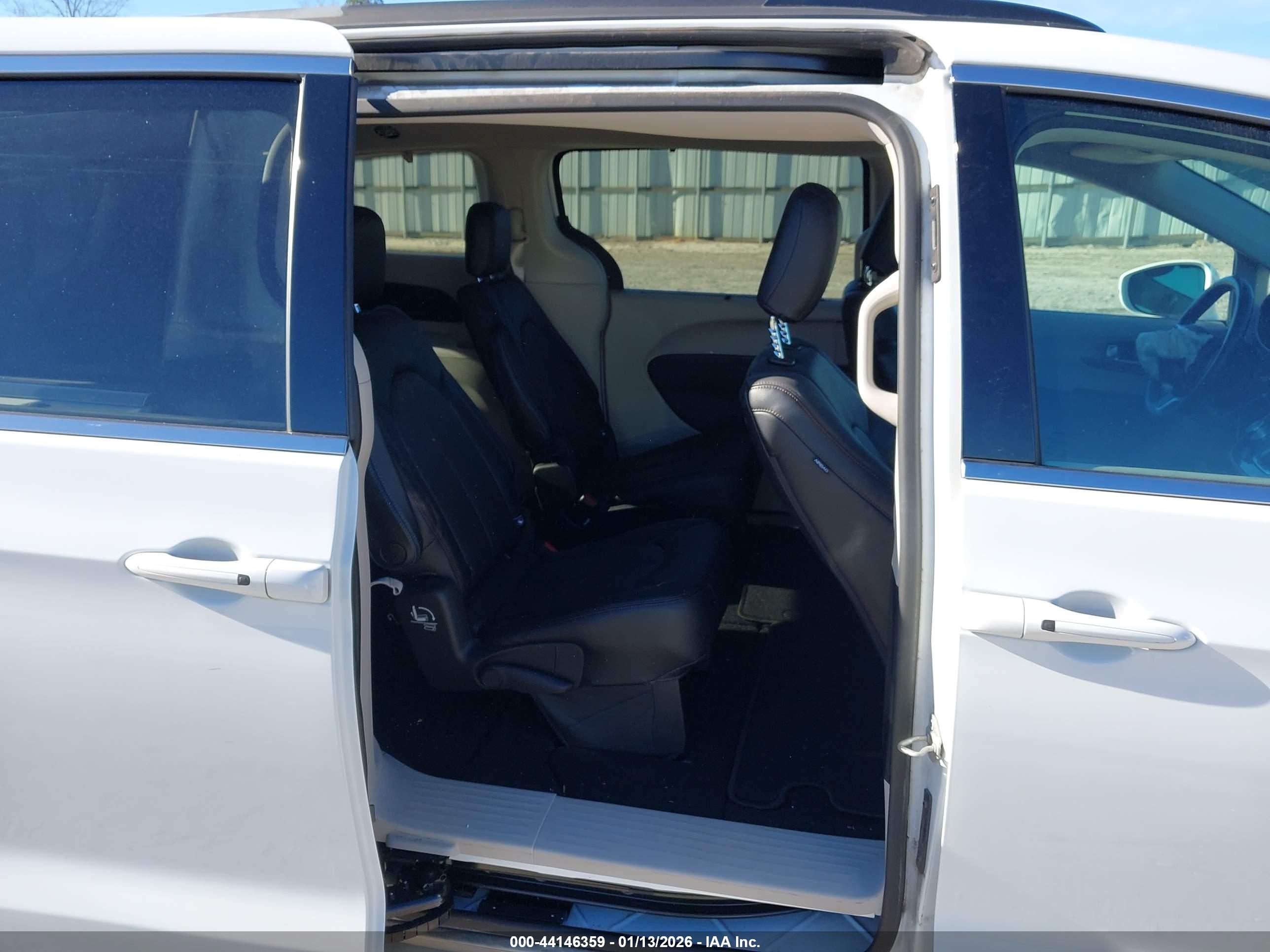 CHRYSLER PACIFICA image 8