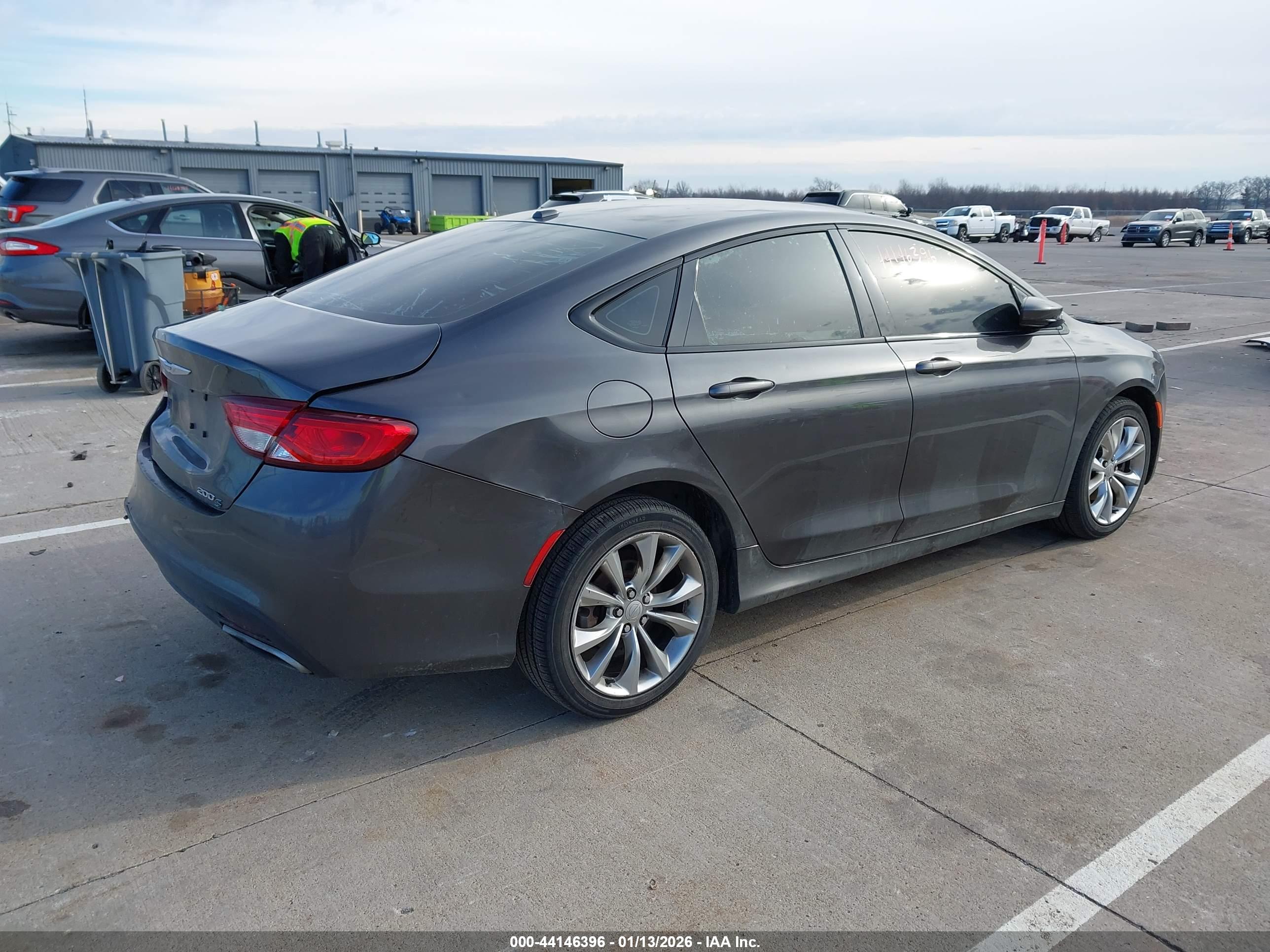 CHRYSLER 200 image 4