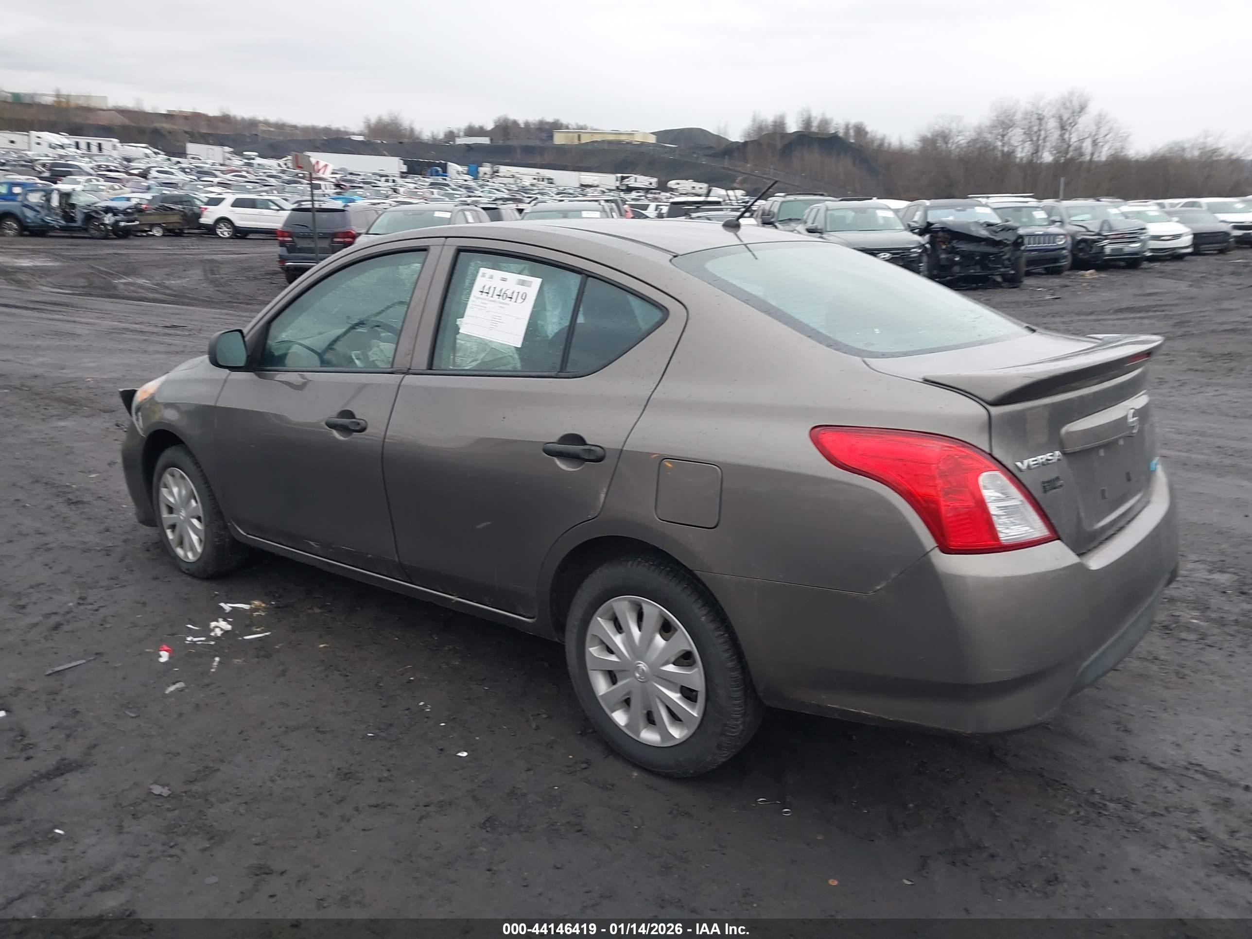 NISSAN VERSA image 3